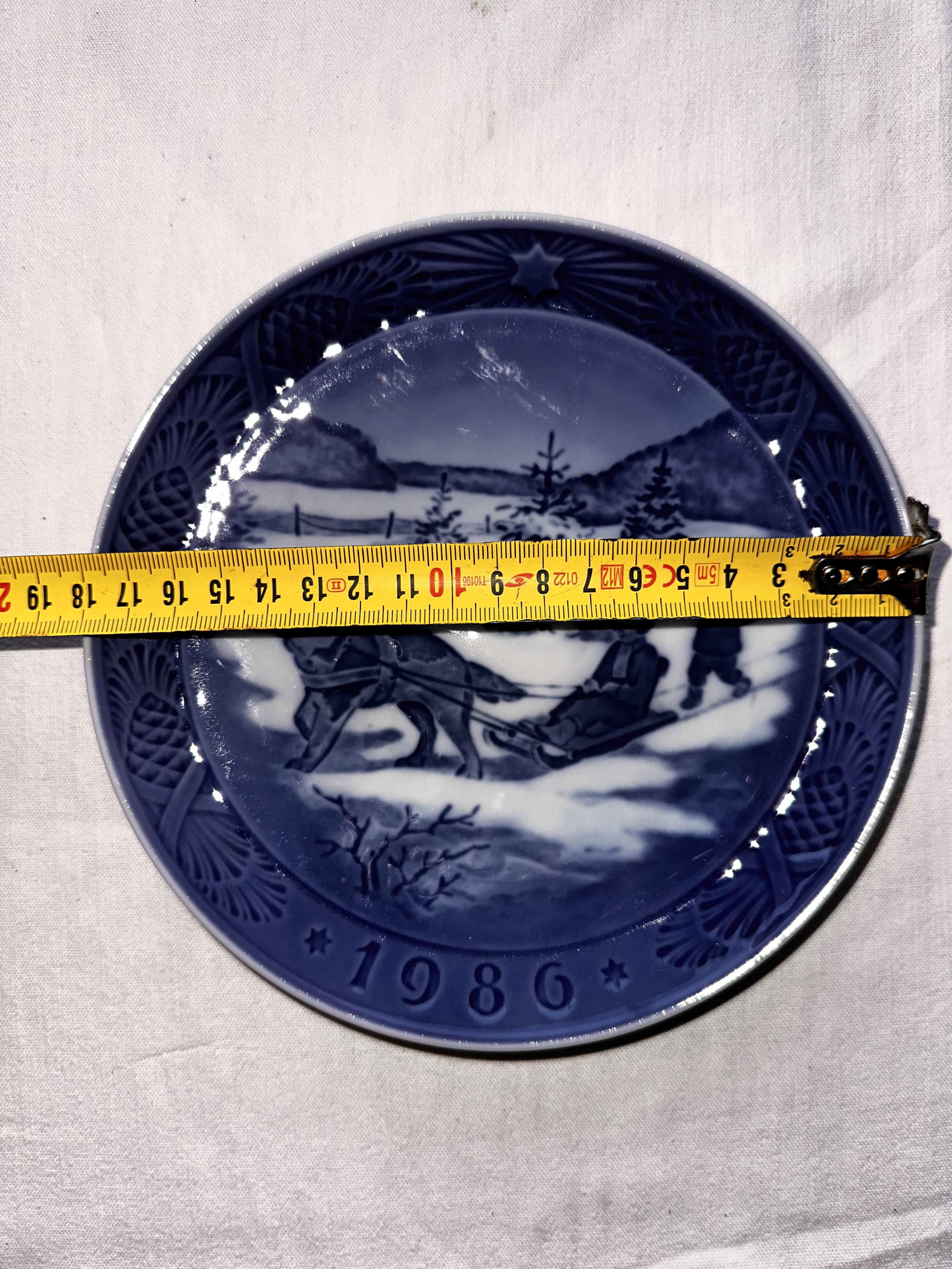 Royal Copenhagen porcelain Christmas plate 1986