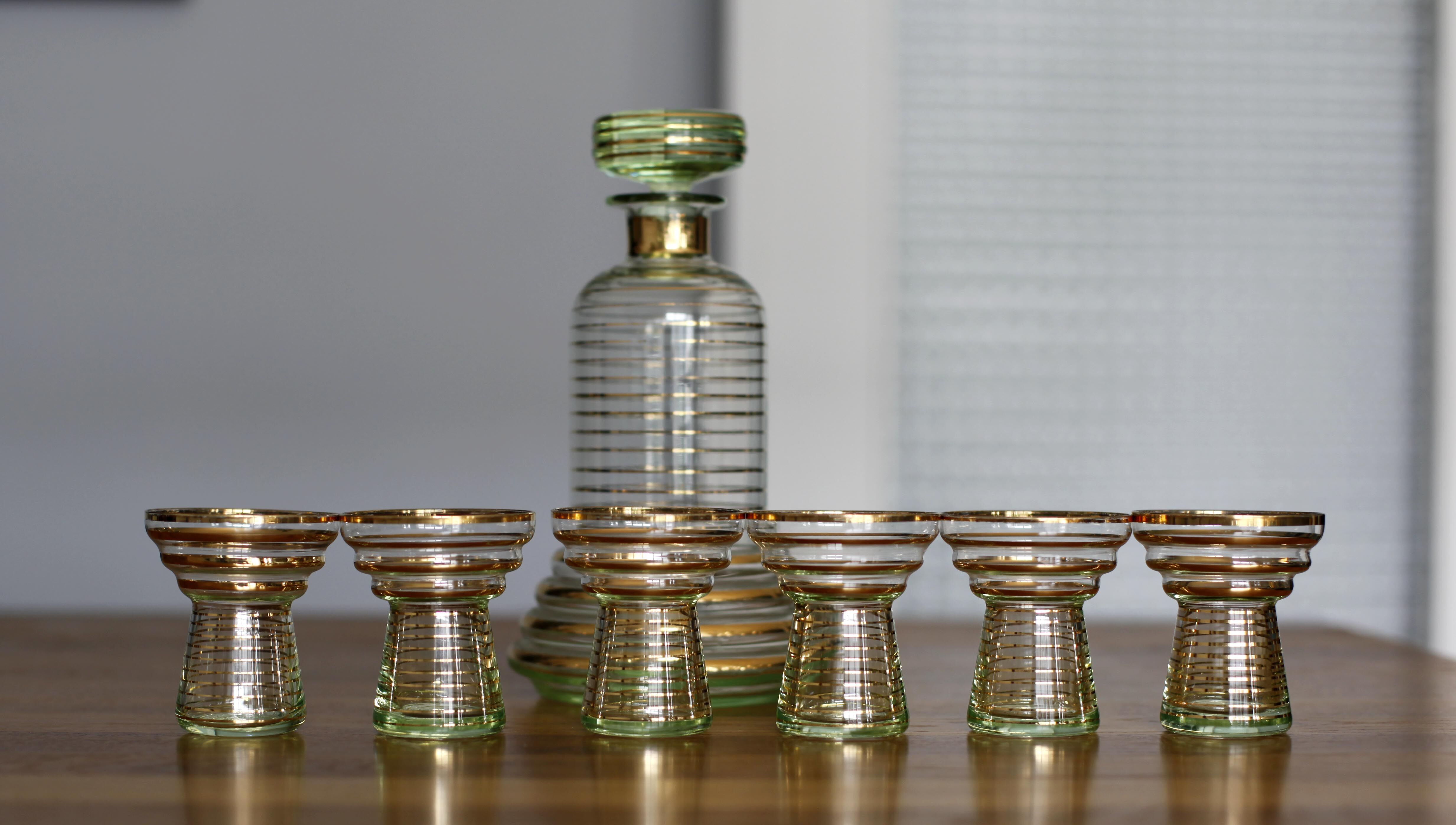 Carafe and its 6 gatsby style glasses