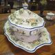 Enorme Soupière ancienne en faïence – décor floral – avec plateau assorti