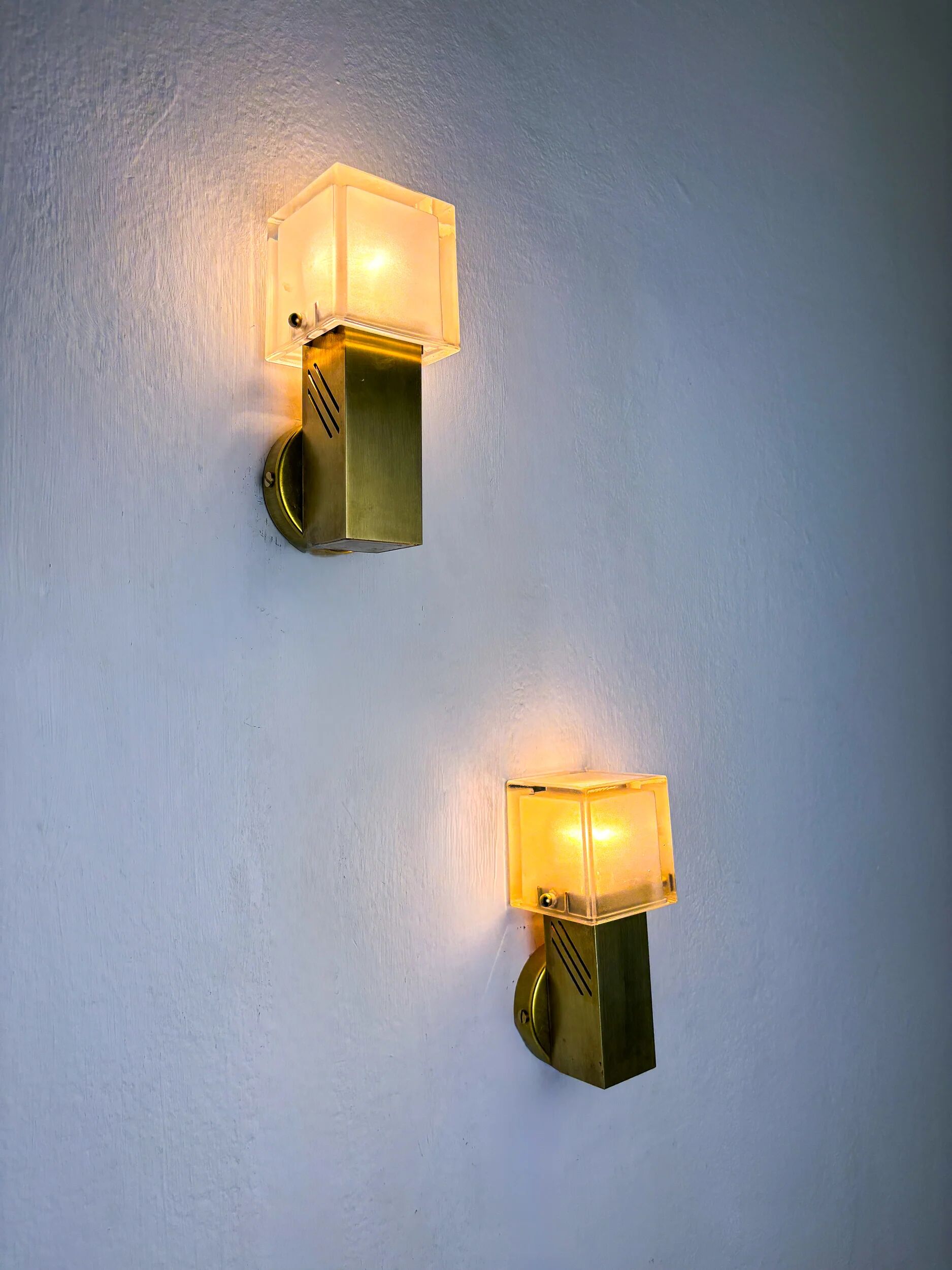 Pair of cubic Murano glass wall lights by Gaetano Sciolari, Italy, circa 1970s