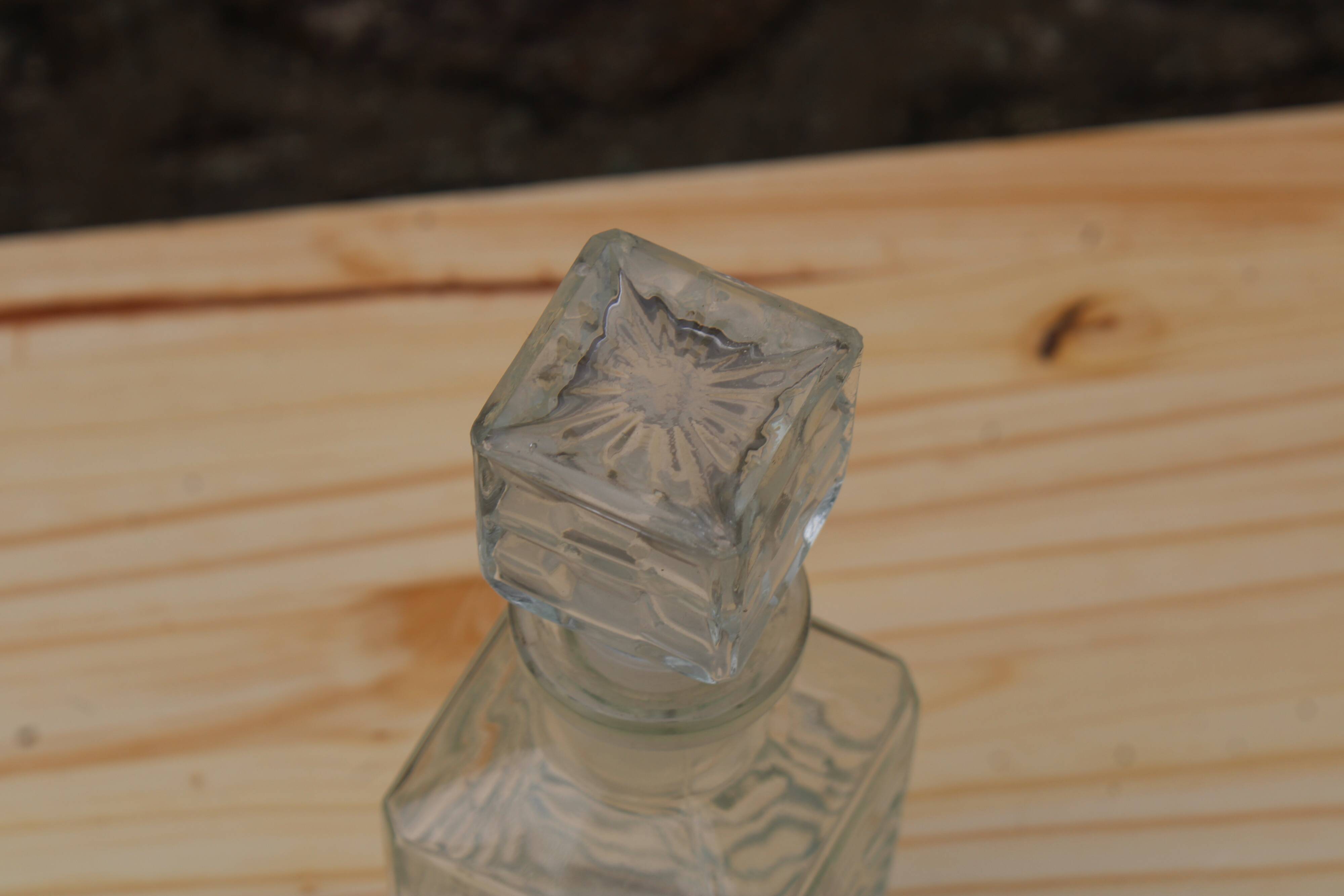 Carafe en verre ciselé