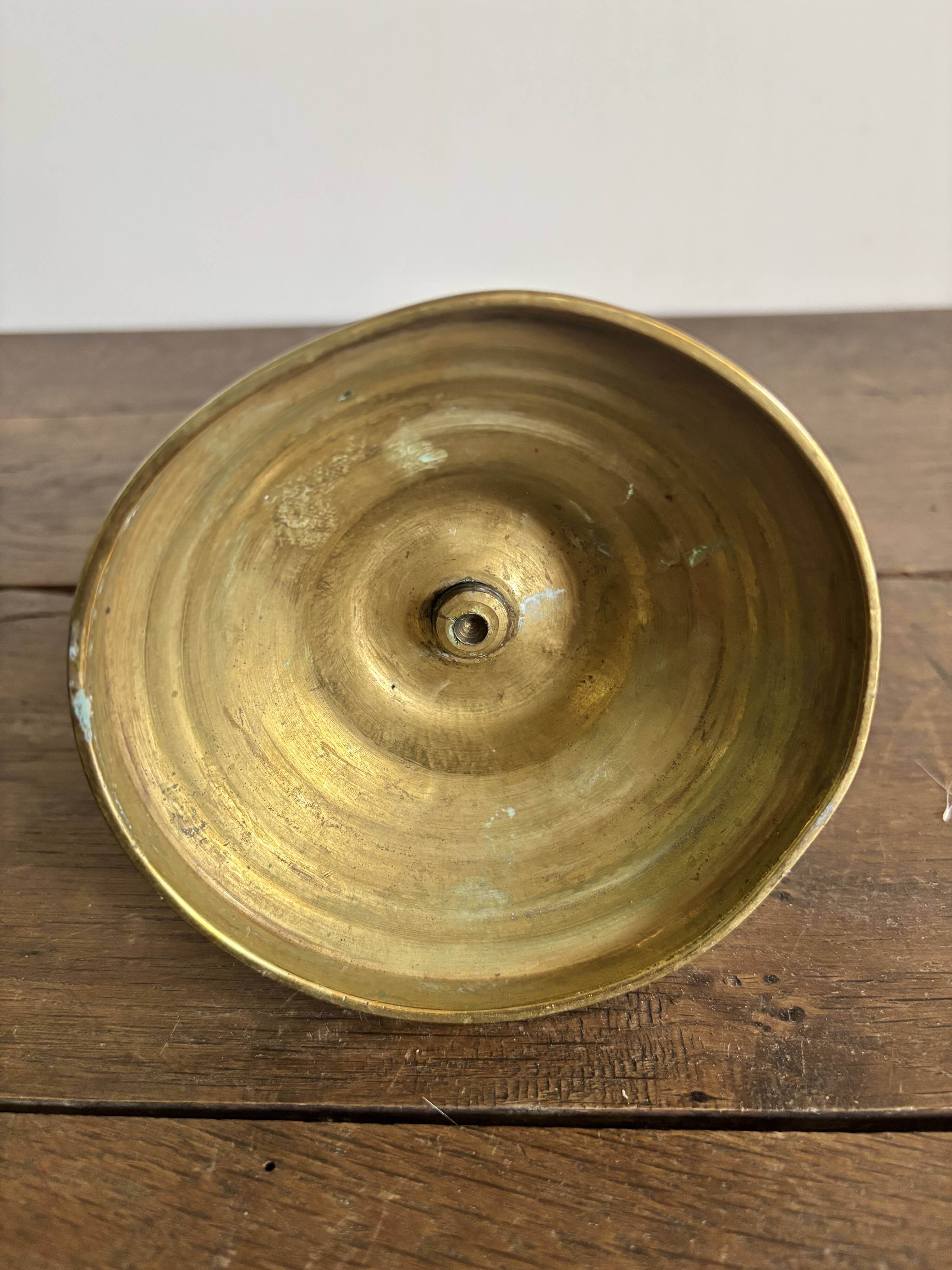 Grand flambeau / bougeoir ancien en laiton – Style Louis XIV
