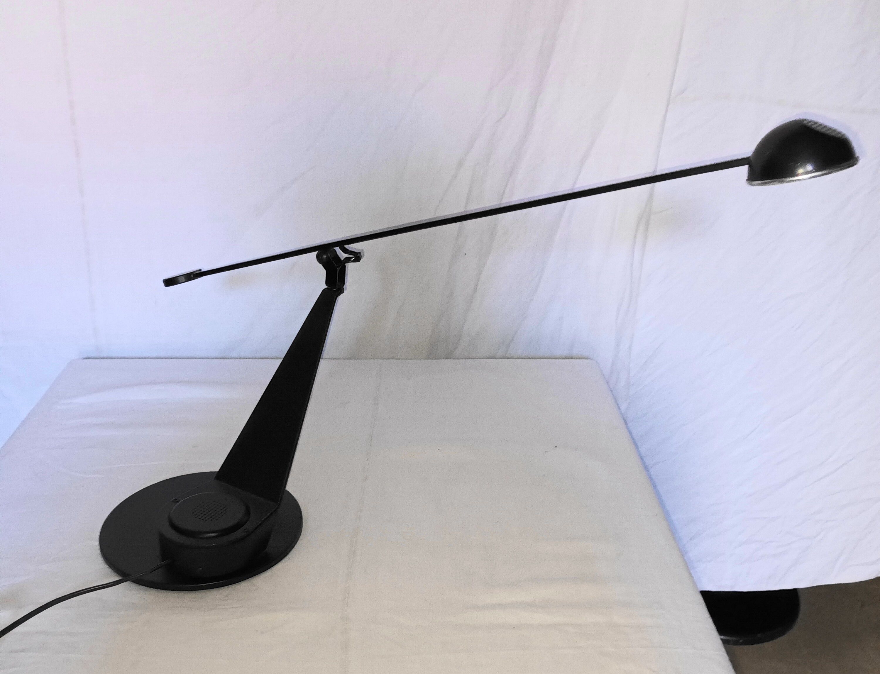 Rodolfo Bonetto's pendulum desk lamp for Guzzini, 80s