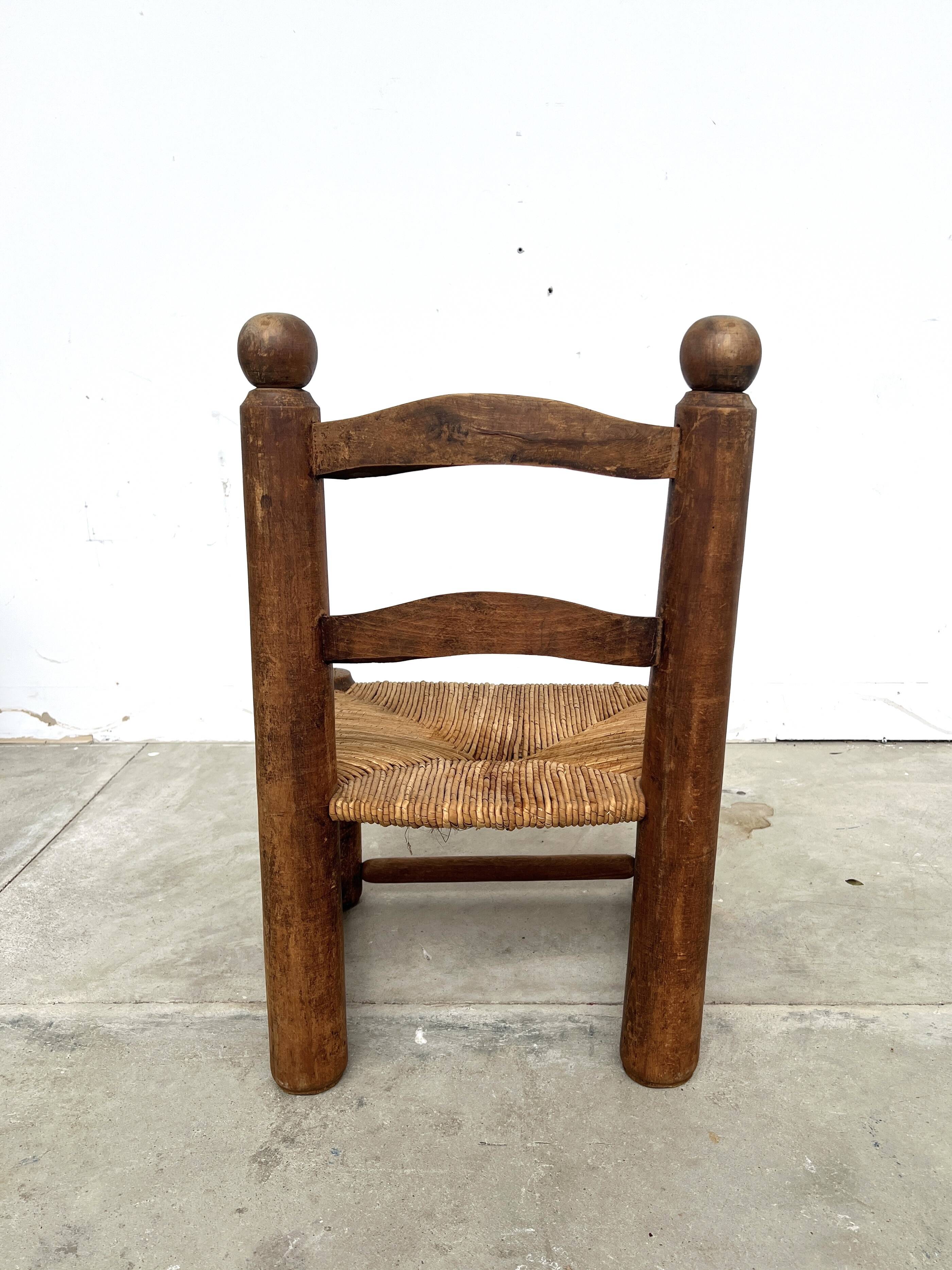 Brutalist chair in wood and straw