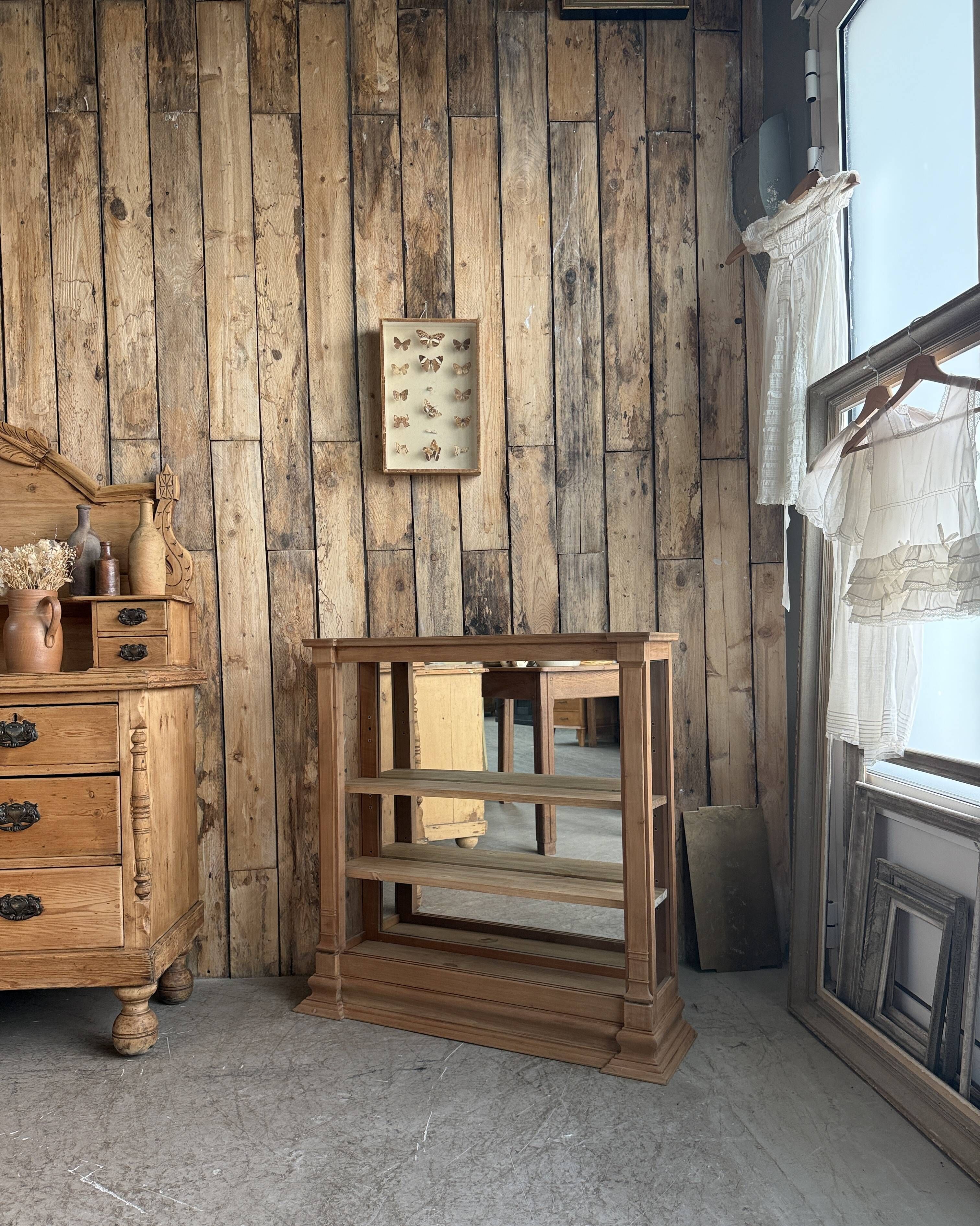 Ancien présentoir de commerce (rénové)