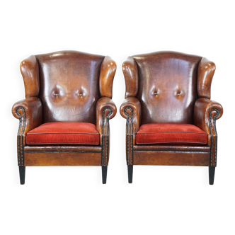 Ensemble de 2 fauteuils à oreilles en cuir de mouton avec coussins d'assise en velours côtelé rouge