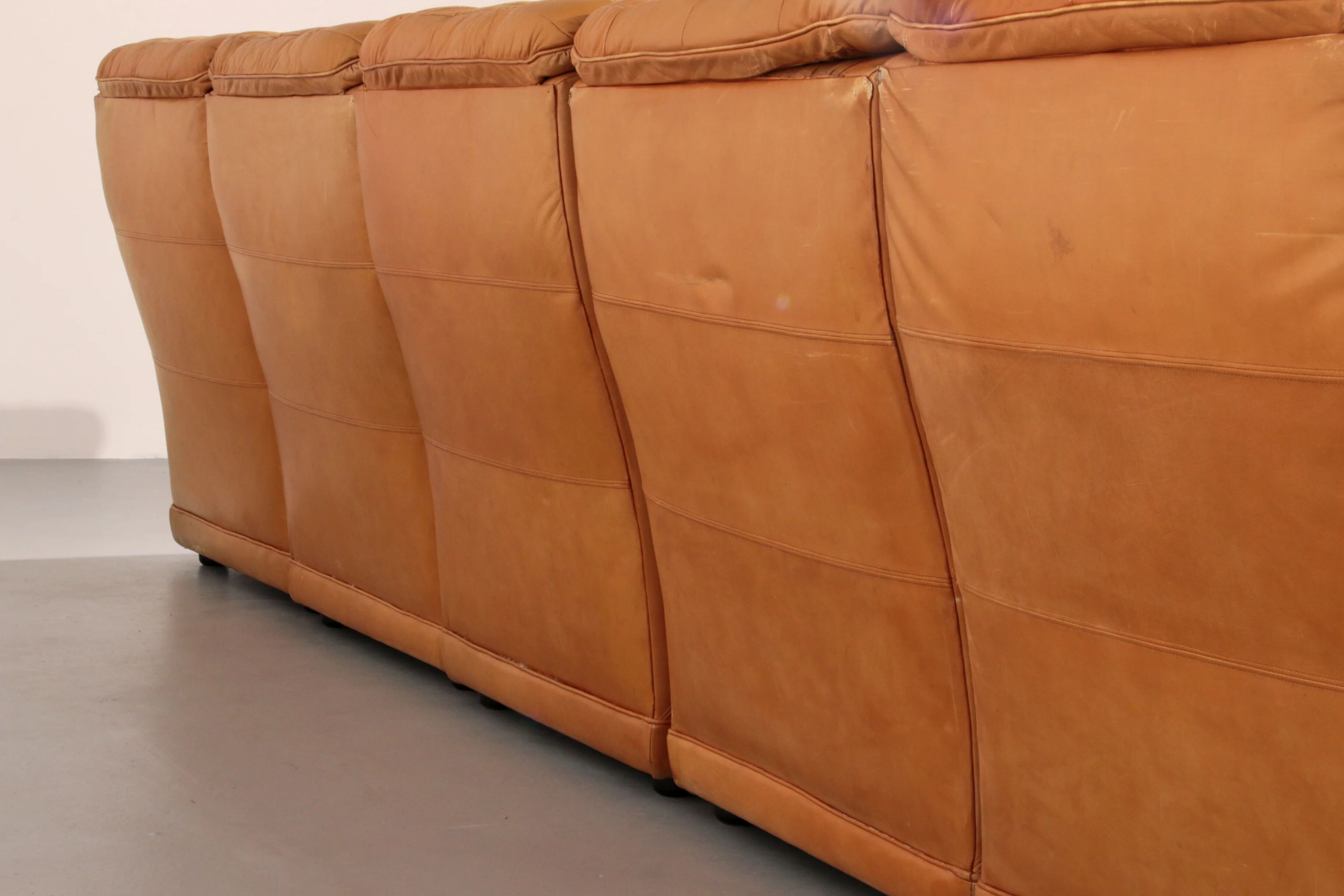 Superbe ensemble de canapés modulaires en cuir cognac des années 1970.
