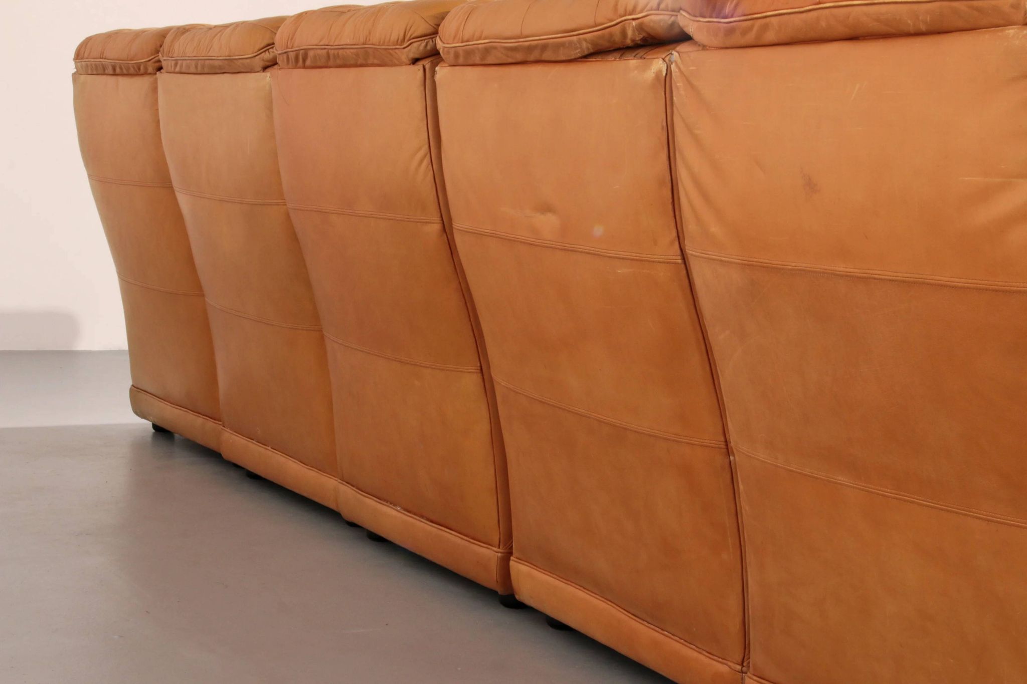 Superbe ensemble de canapés modulaires en cuir cognac des années 1970.