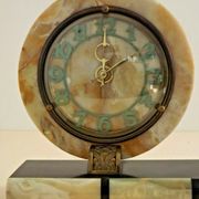 Horloge art déco marbre onyx & brass avec une gazelle spelter bronzée