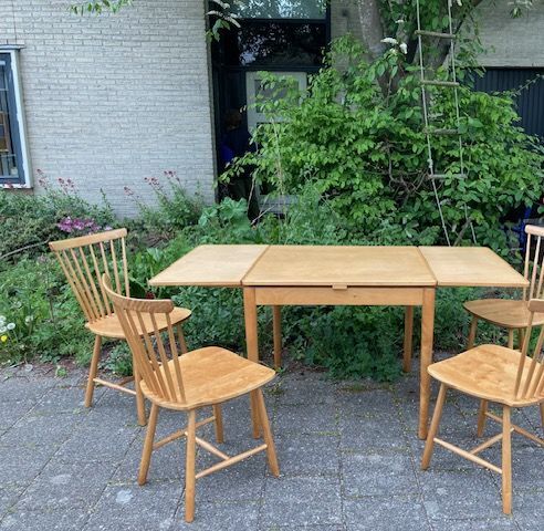Dutch-1960s-dining-table and four chairs