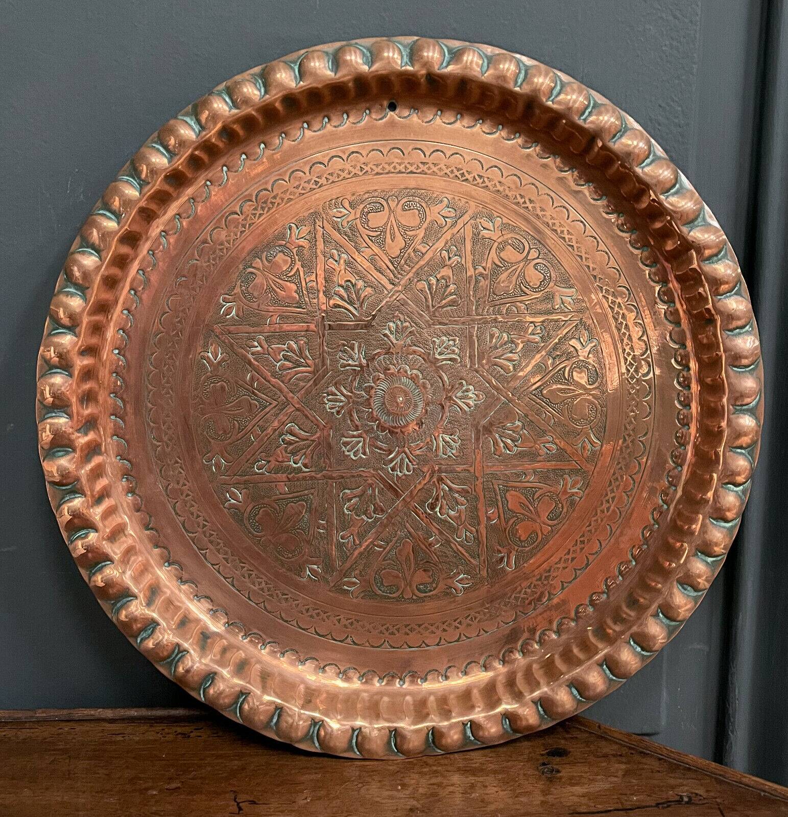 Plateau oriental en cuivre ou laiton gravé XXe