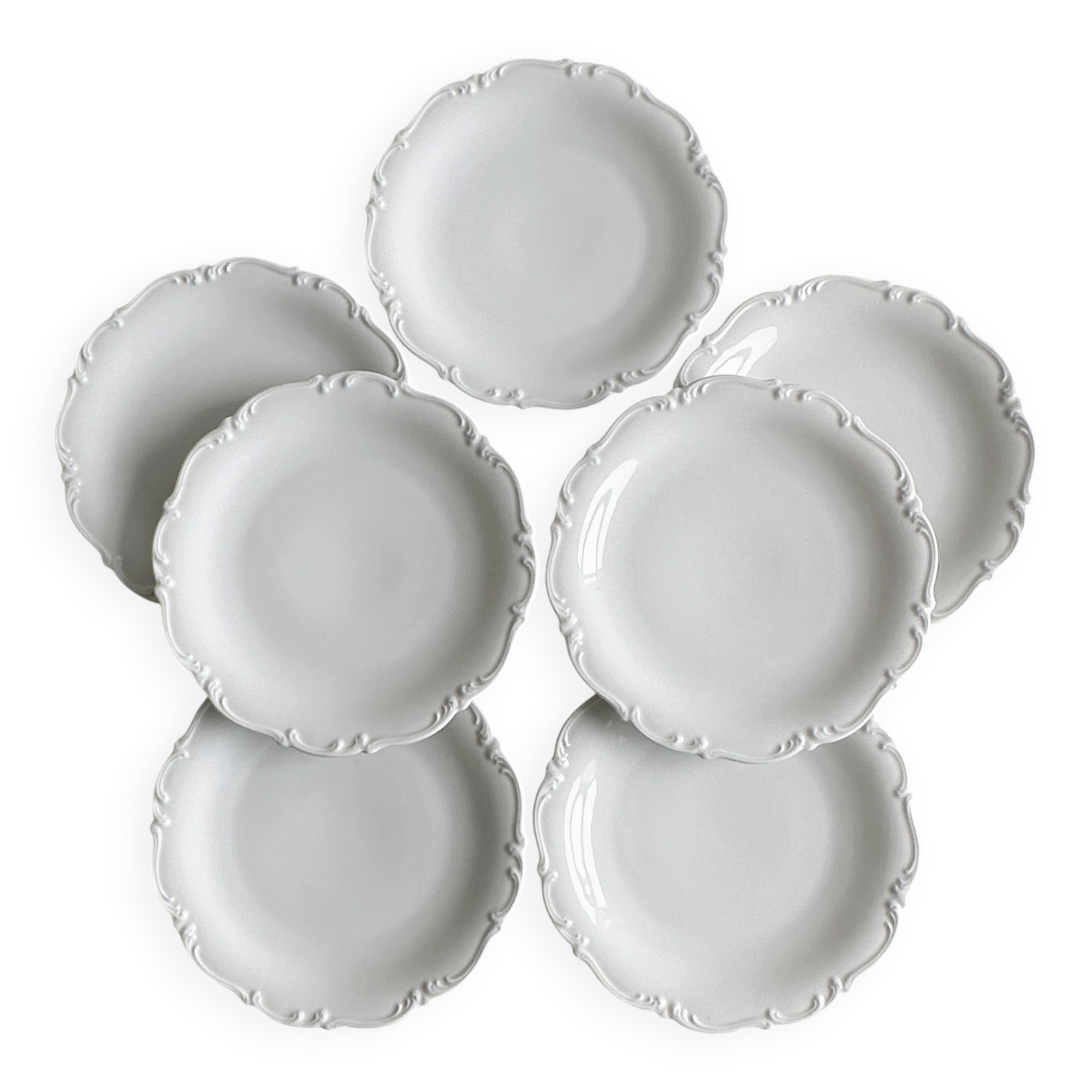 7 assiettes anciennes en porcelaine blanche