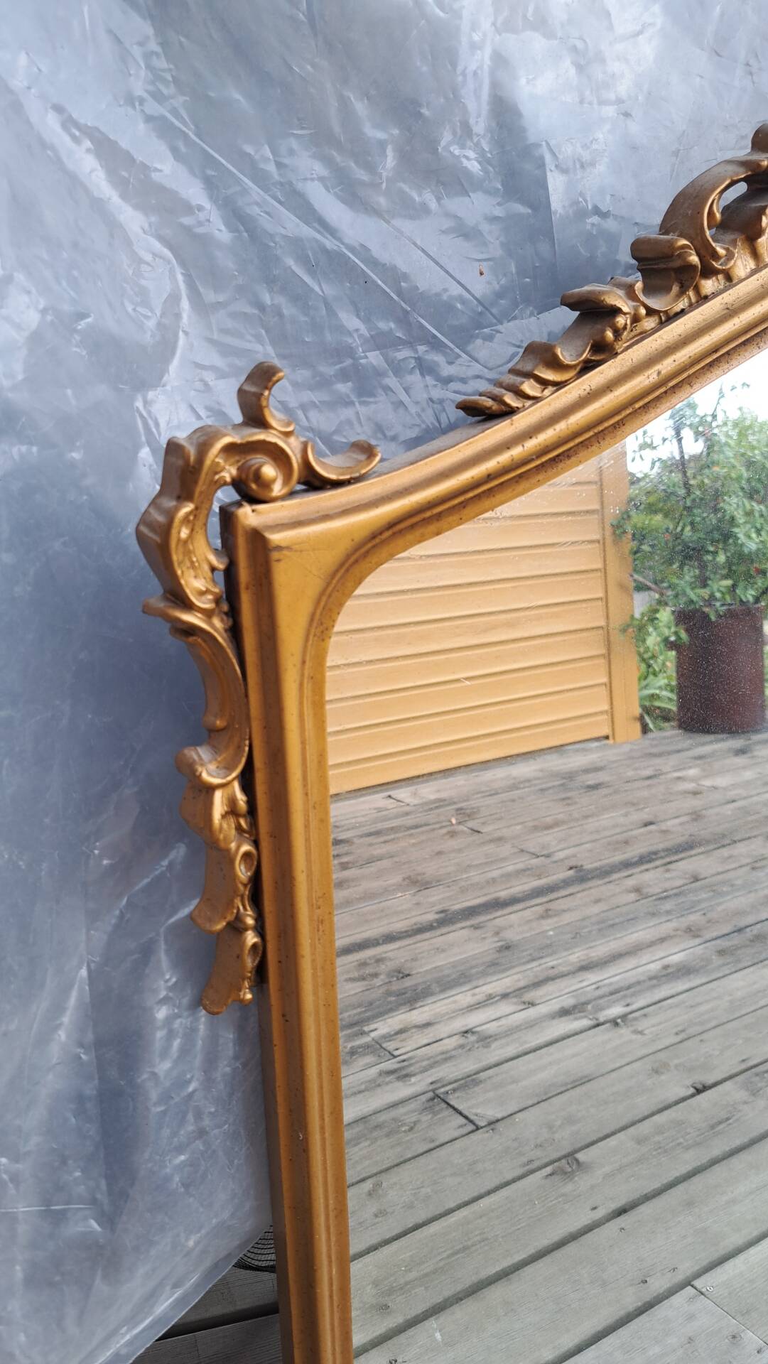 Atypical gold mirror