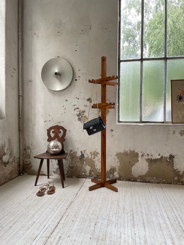 Patère wears pine coat 70