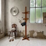 Patère wears pine coat 70