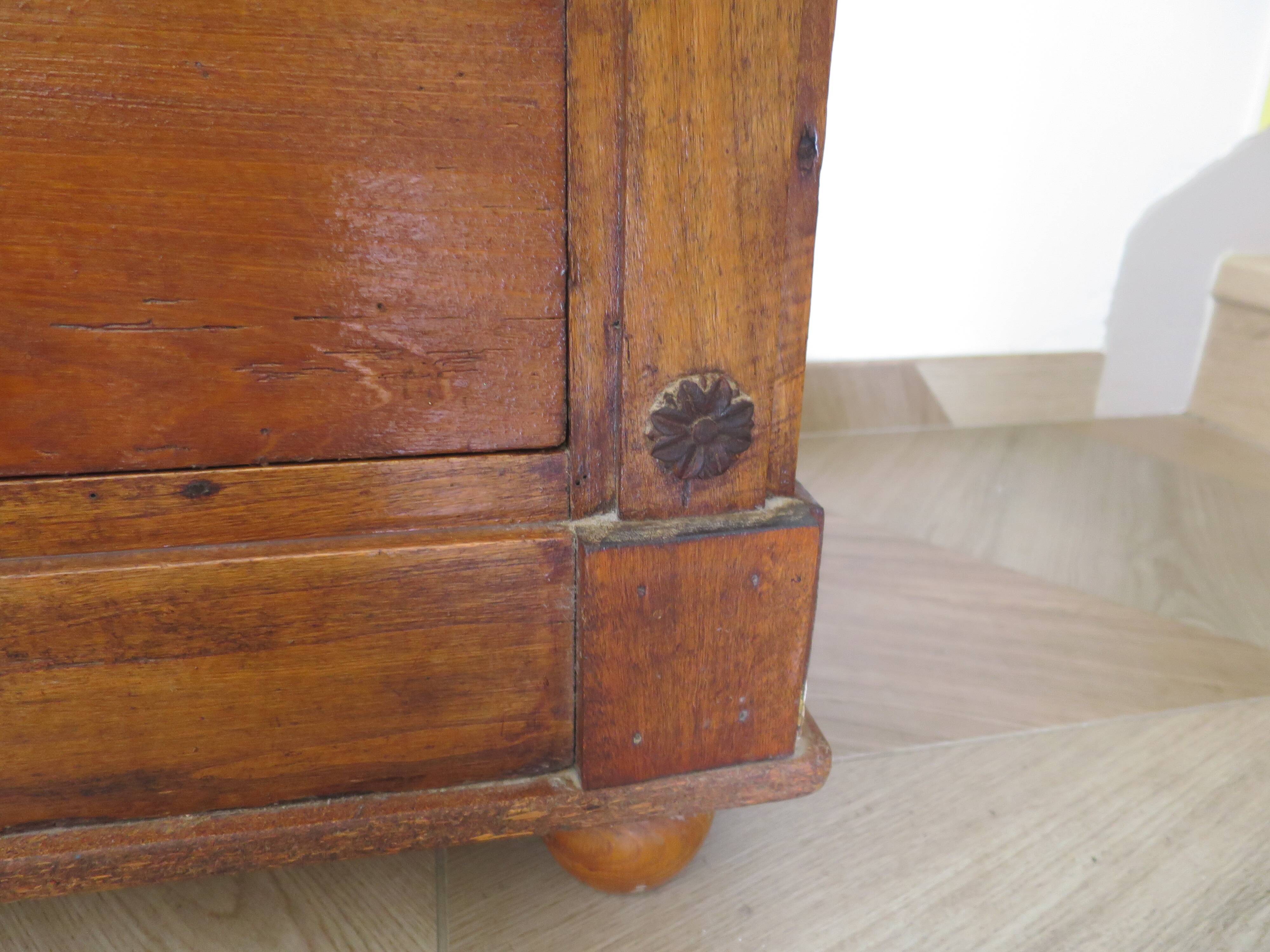Commode 4 tiroirs en bois massif, début XXème s.