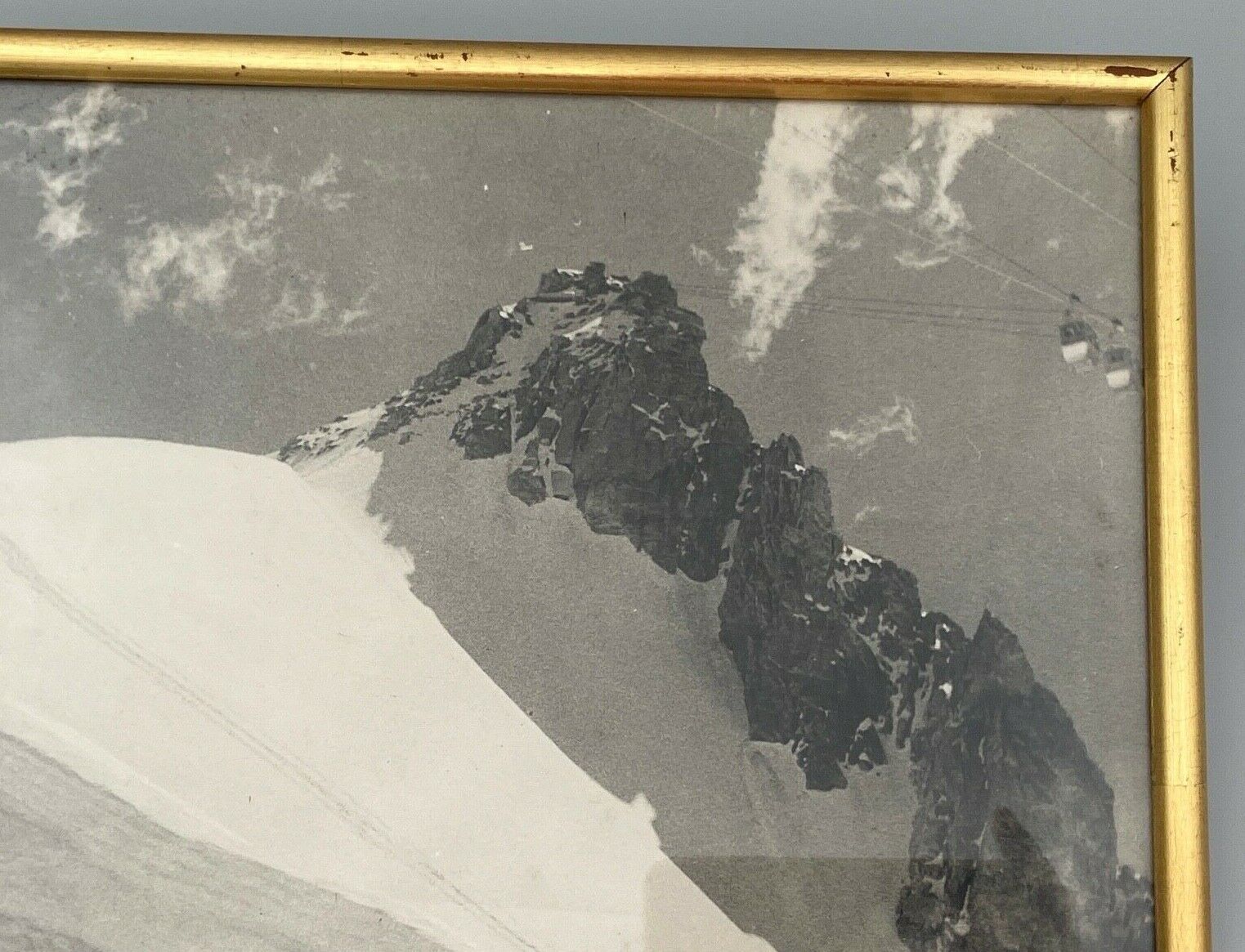 Photo ancienne en noir et blanc montagne artistique dans cadre dore