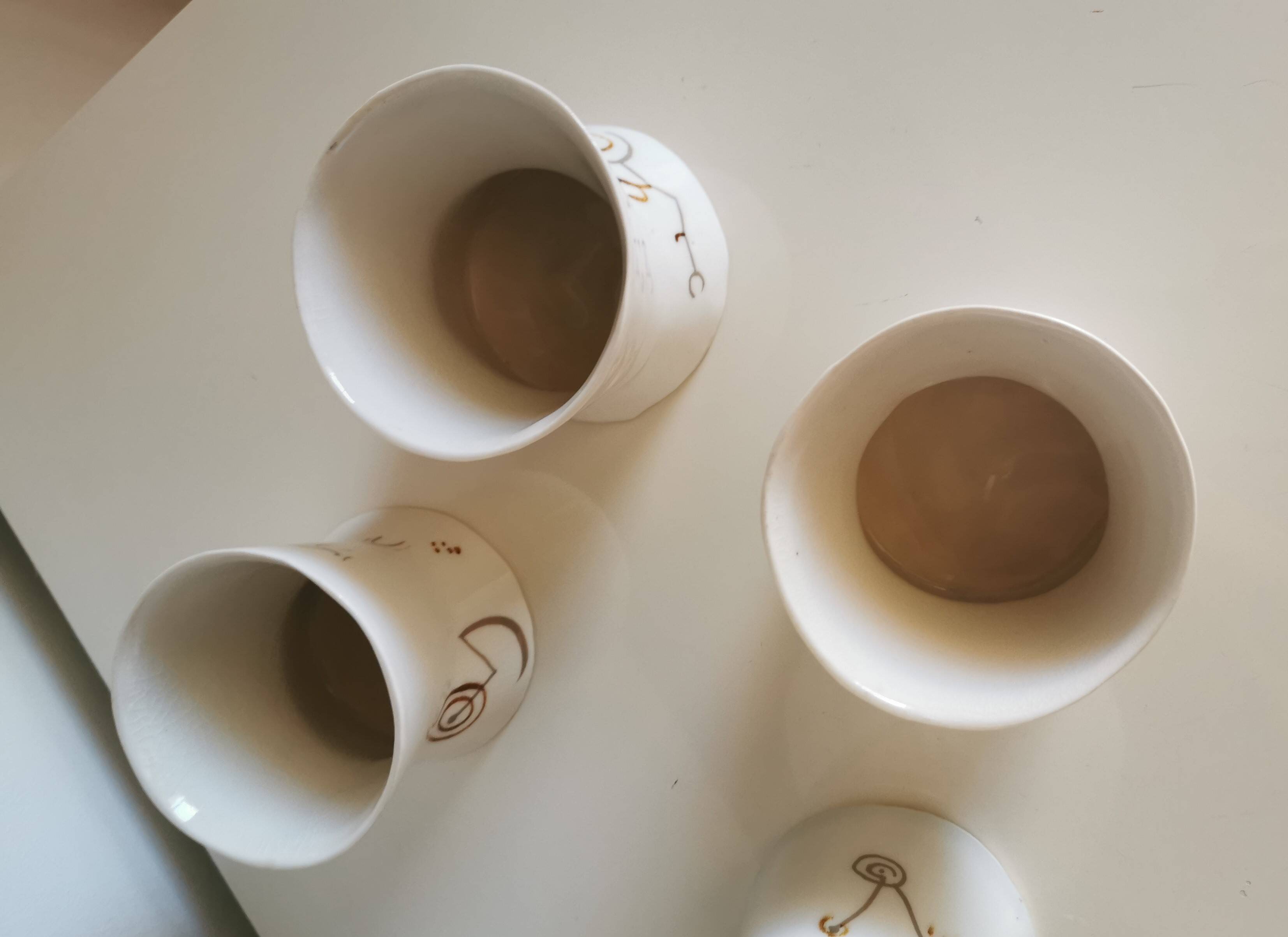 Botella y vasos para vino