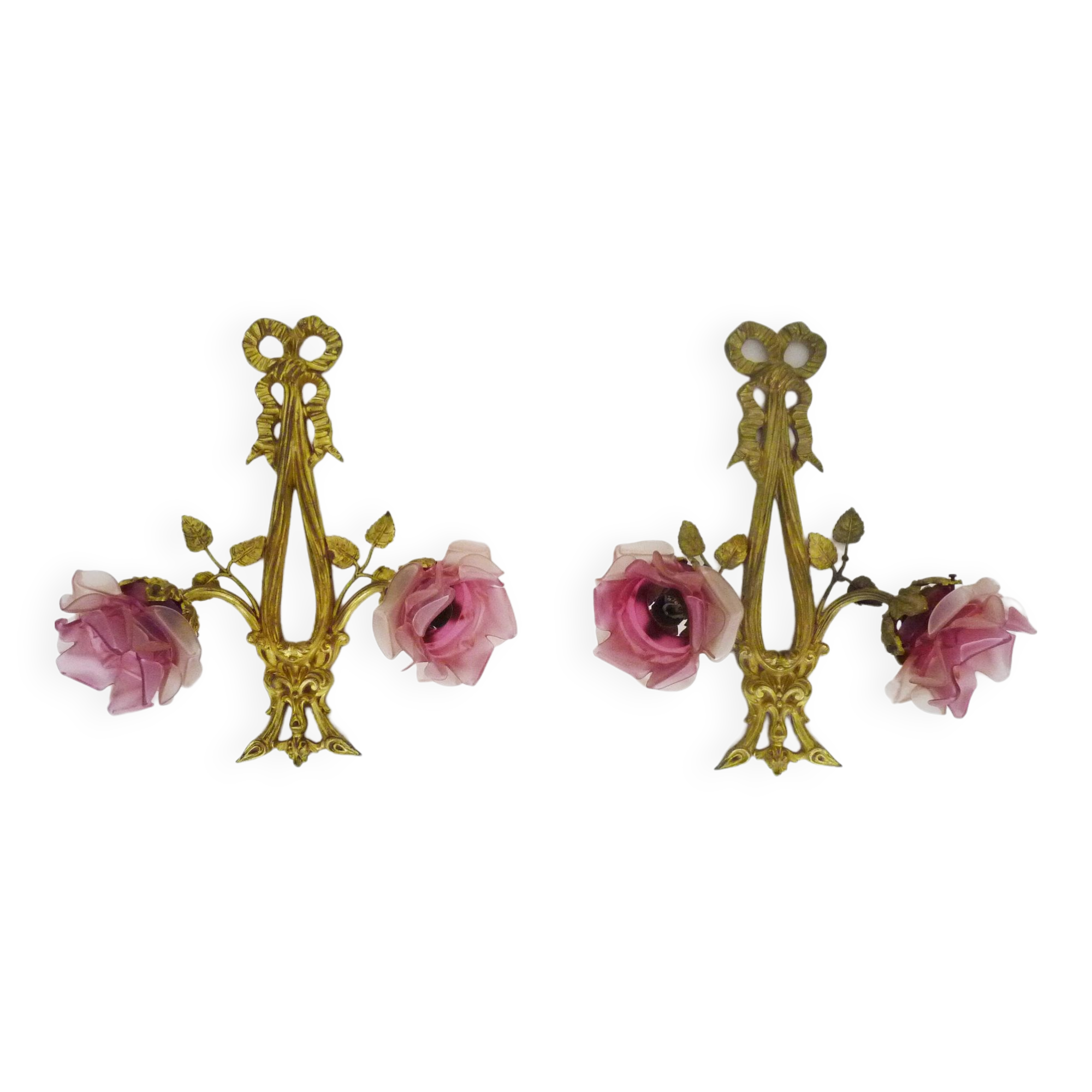 Paire d'Appliques murales en bronze à décor de noeuds à 2 bras à tulipe mauve Signées DP. Années 40