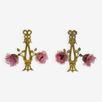 Pair of bronze wall sconces decorated with 2-armed knots with purple tulips Signed DP. 1940s
