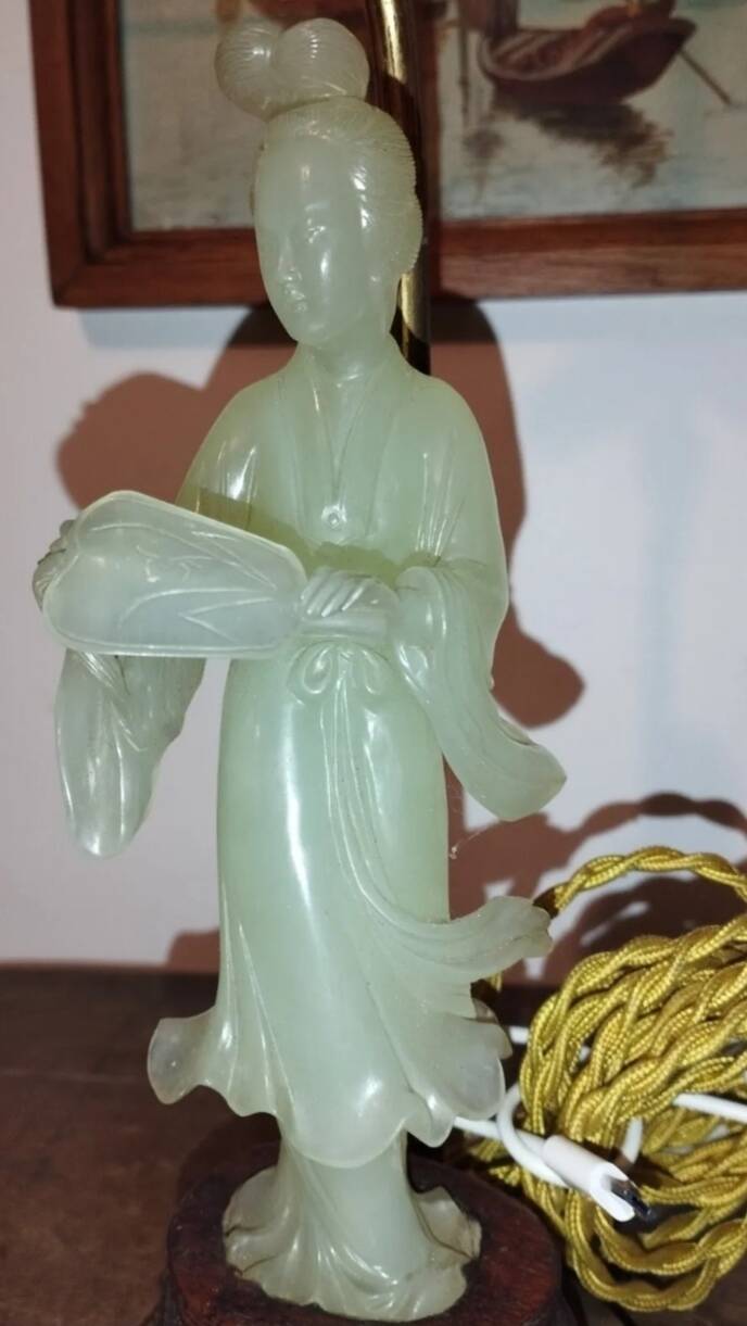 Sculpture chinoise en pierre montée en lampe.