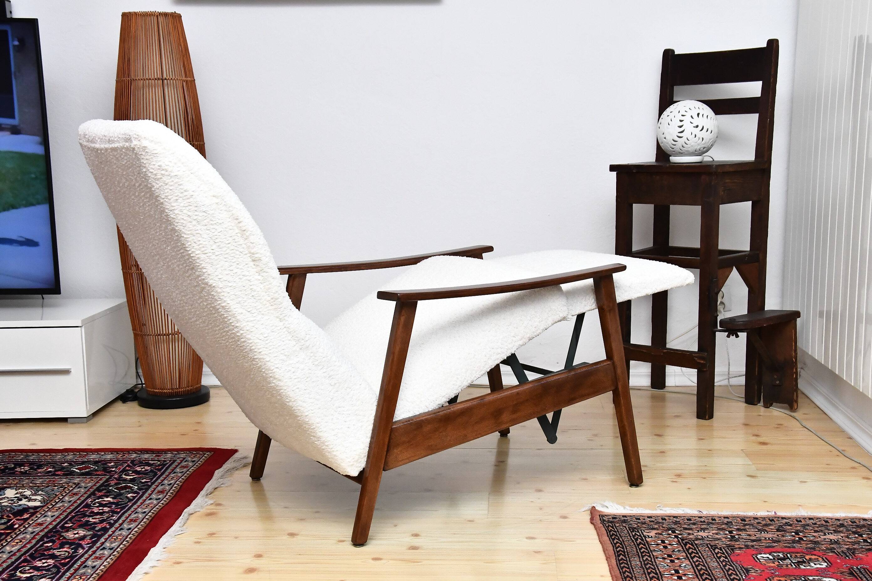 Fauteuil avec repose-pieds rabattable en Bouclé blanc crème, années 1960