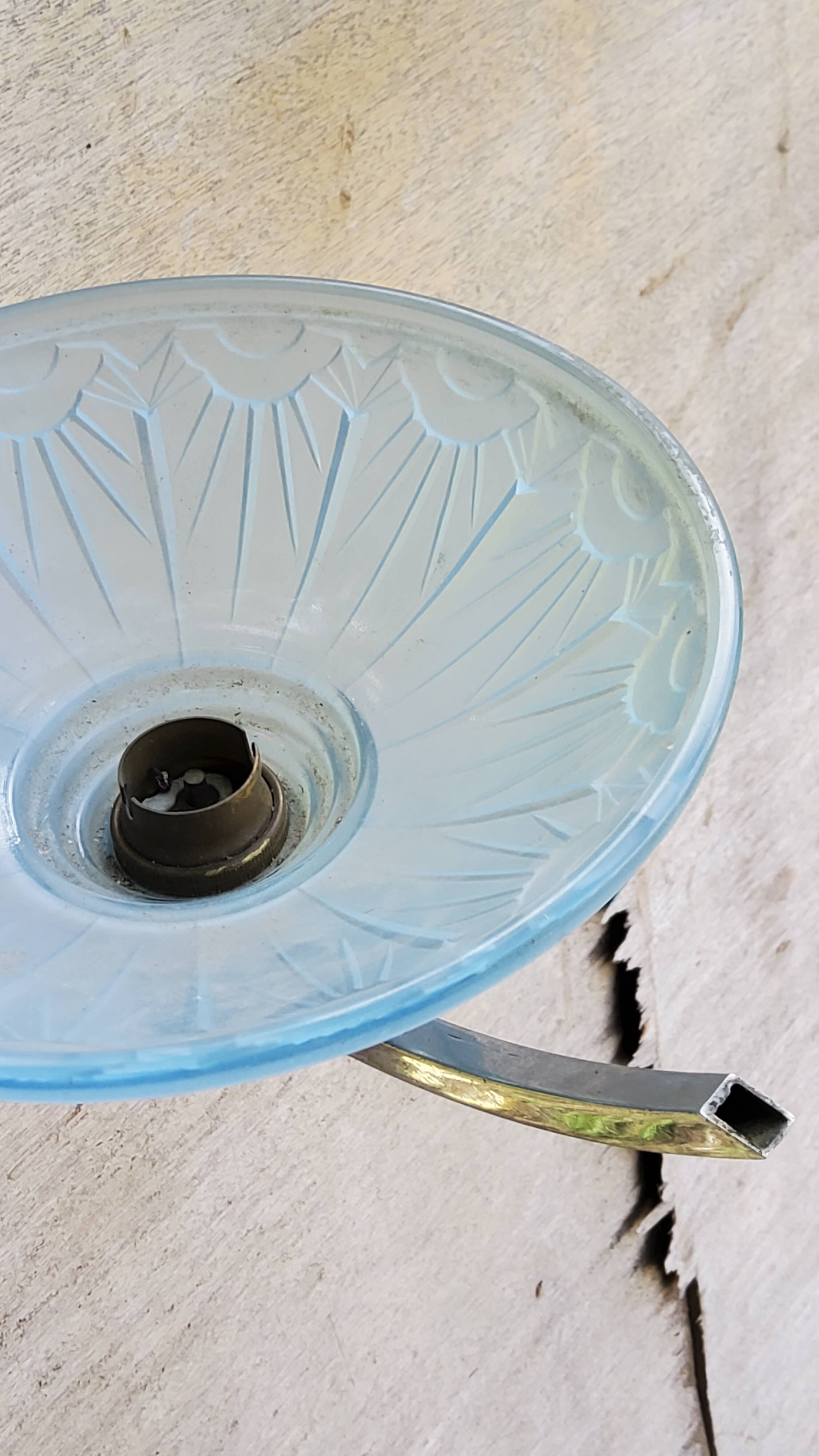 Paire d'appliques art déco en verre opalescent bleu laiton nickelé et bois des années 30