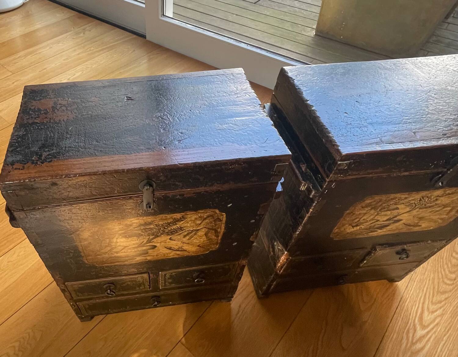 2 Chinese cabinets (a set of 2)