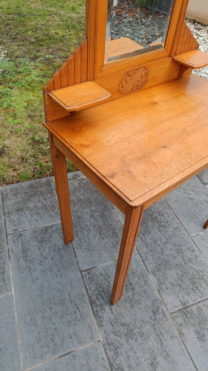 Art Deco hairdresser with bevelled mirror