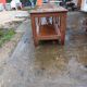 Table de drapier en pin , 2 tiroirs .