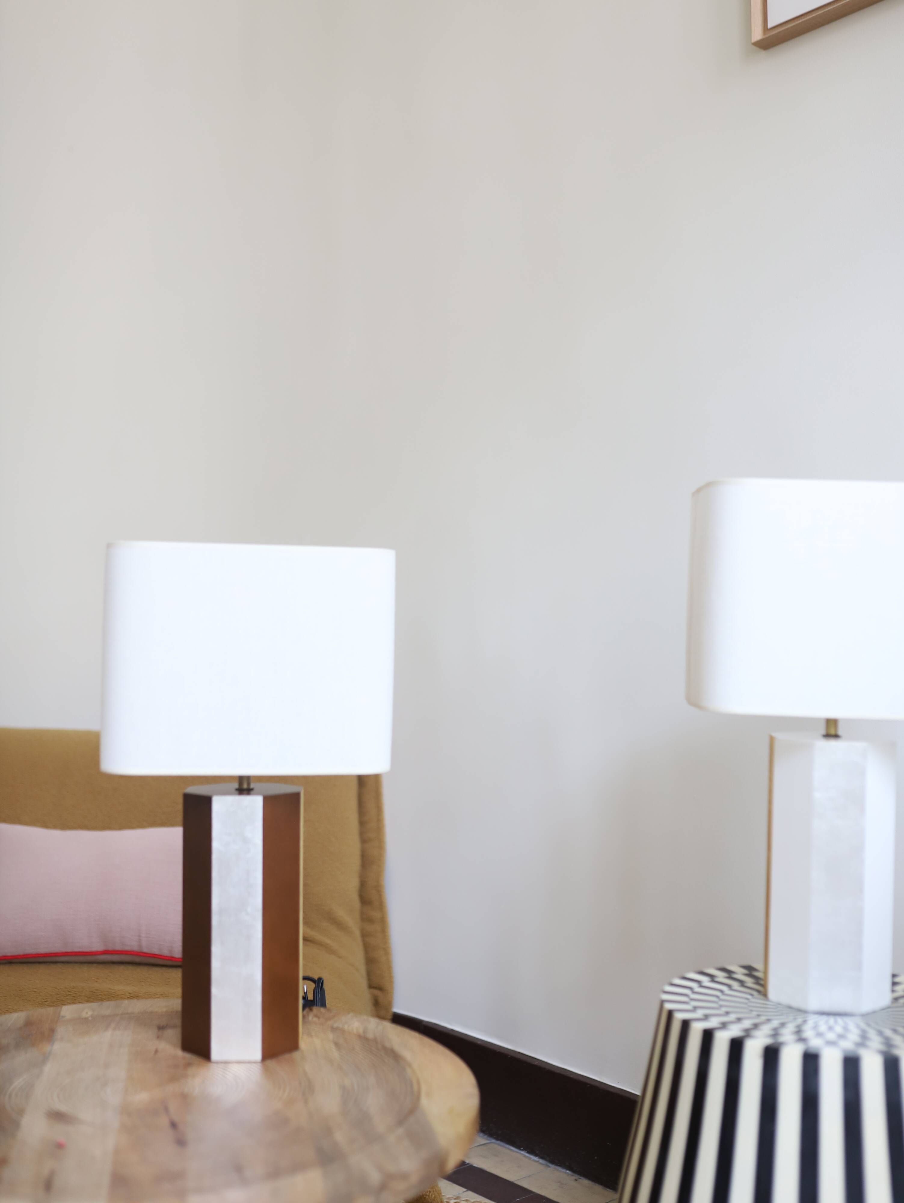 Lampe La Luco finition vernis noyer & or blanc