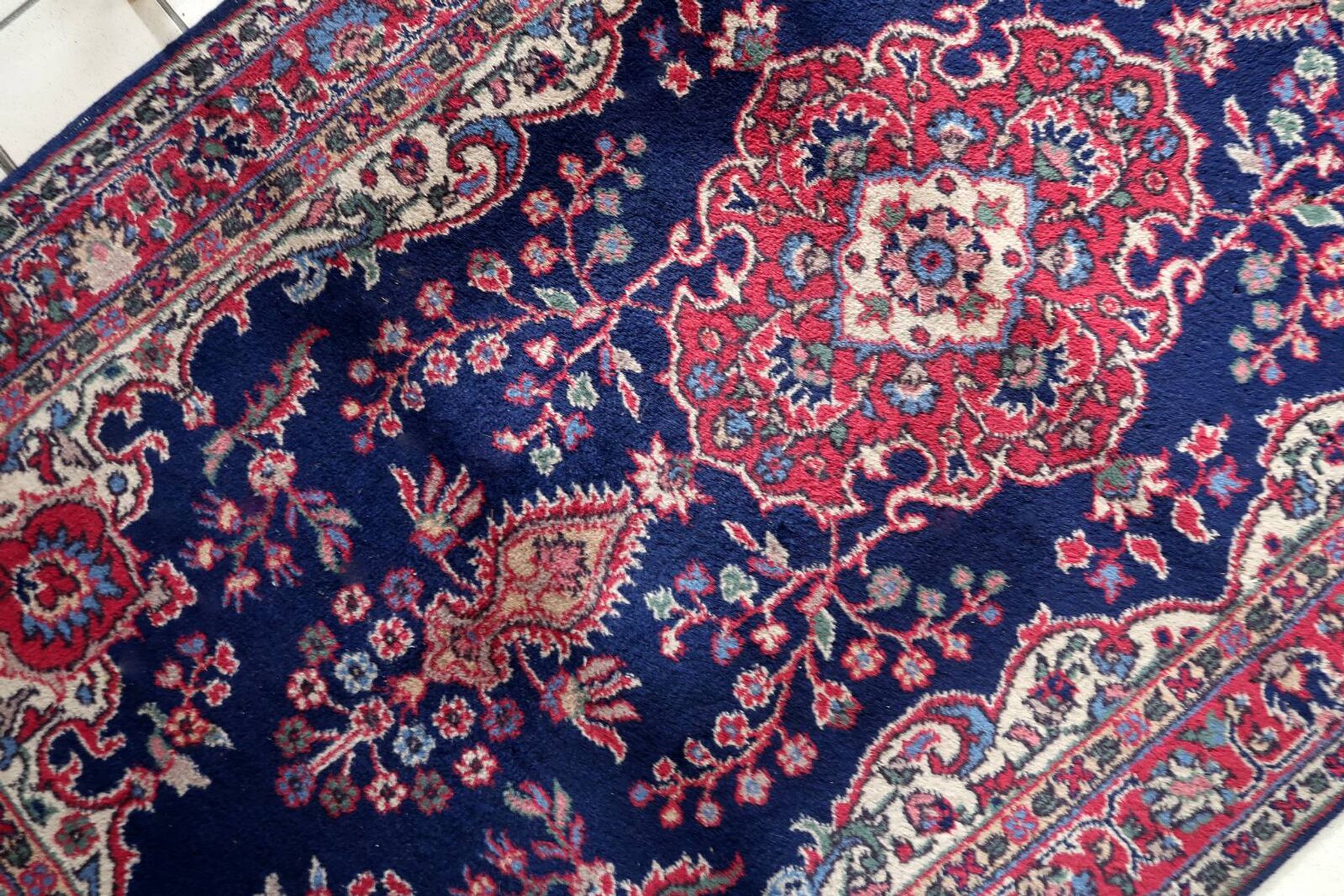 Tapis Kerman antique en laine bleue et rouge