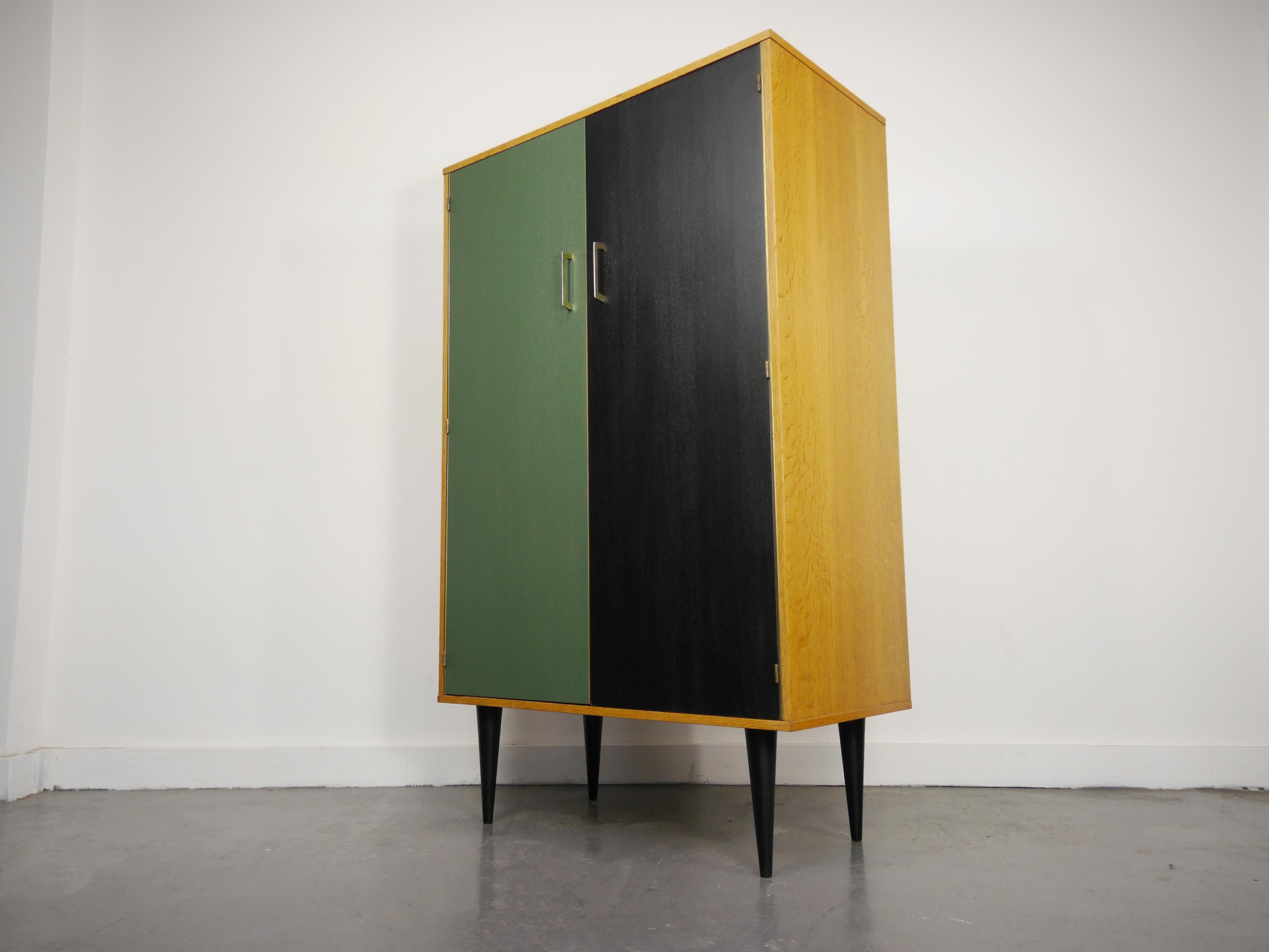 Armoire vintage pieds compas