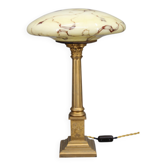 Lampe de table en laiton restaurée des années 1940 avec base en bois et abat-jour en verre