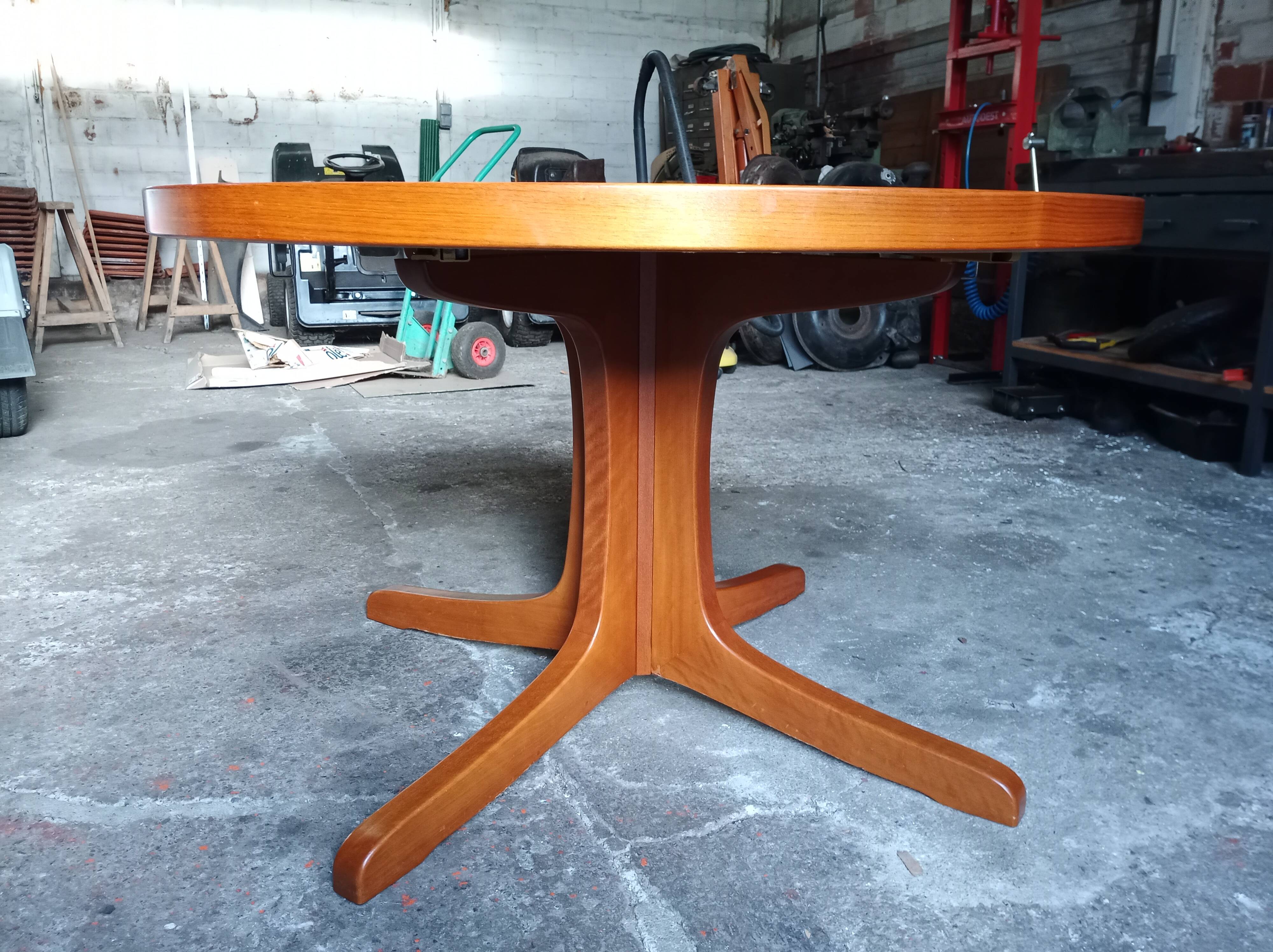 Scandinavian extending table
