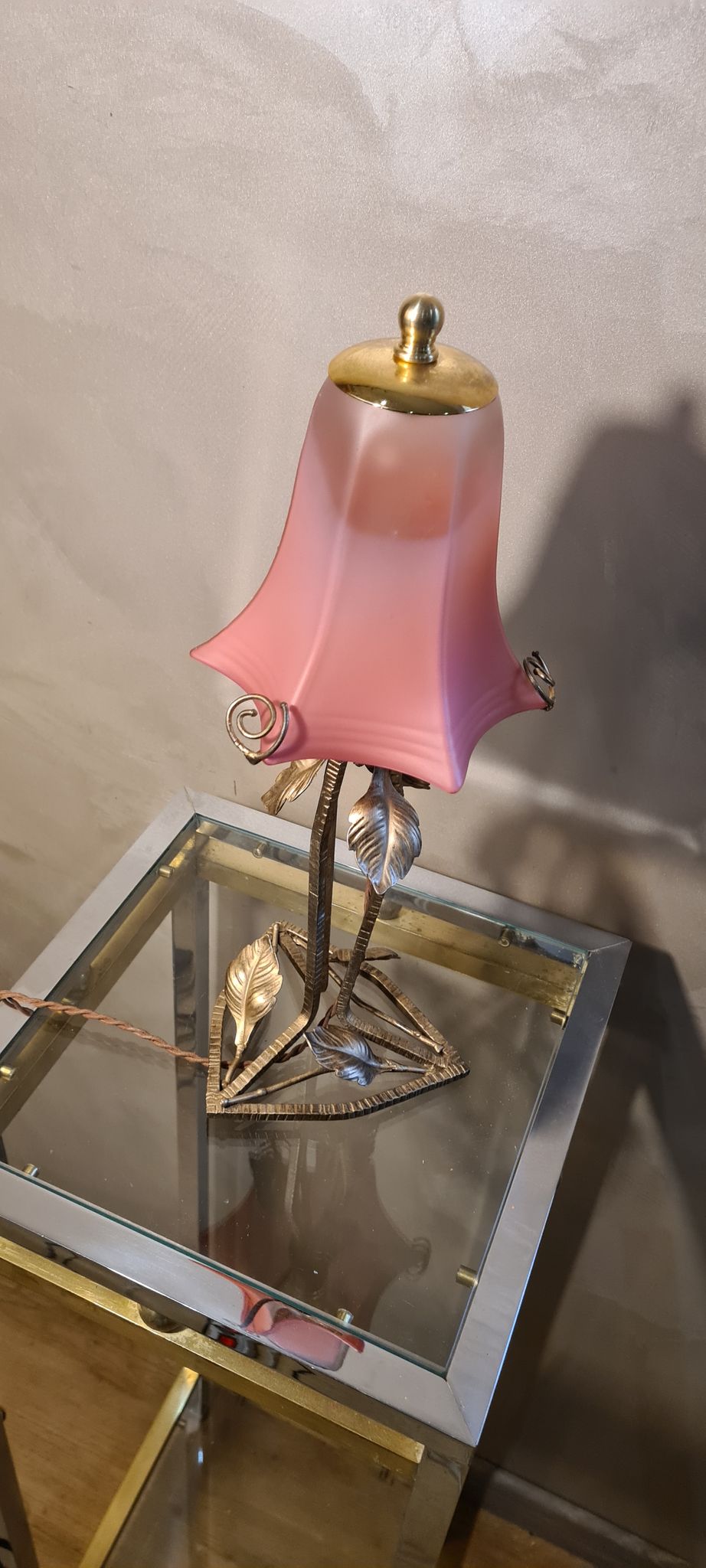 Wrought iron lamp from 1920 to 30, with gold patina with pretty pink tulip 39x16