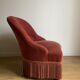 Fauteuil crapaud vintage rose framboise en velours à franges