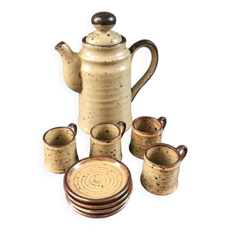 Coffee maker with rock stoneware cups and saucers