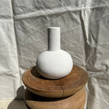 Handmade soliflore drop vase in terracotta painted white h:20 d:15