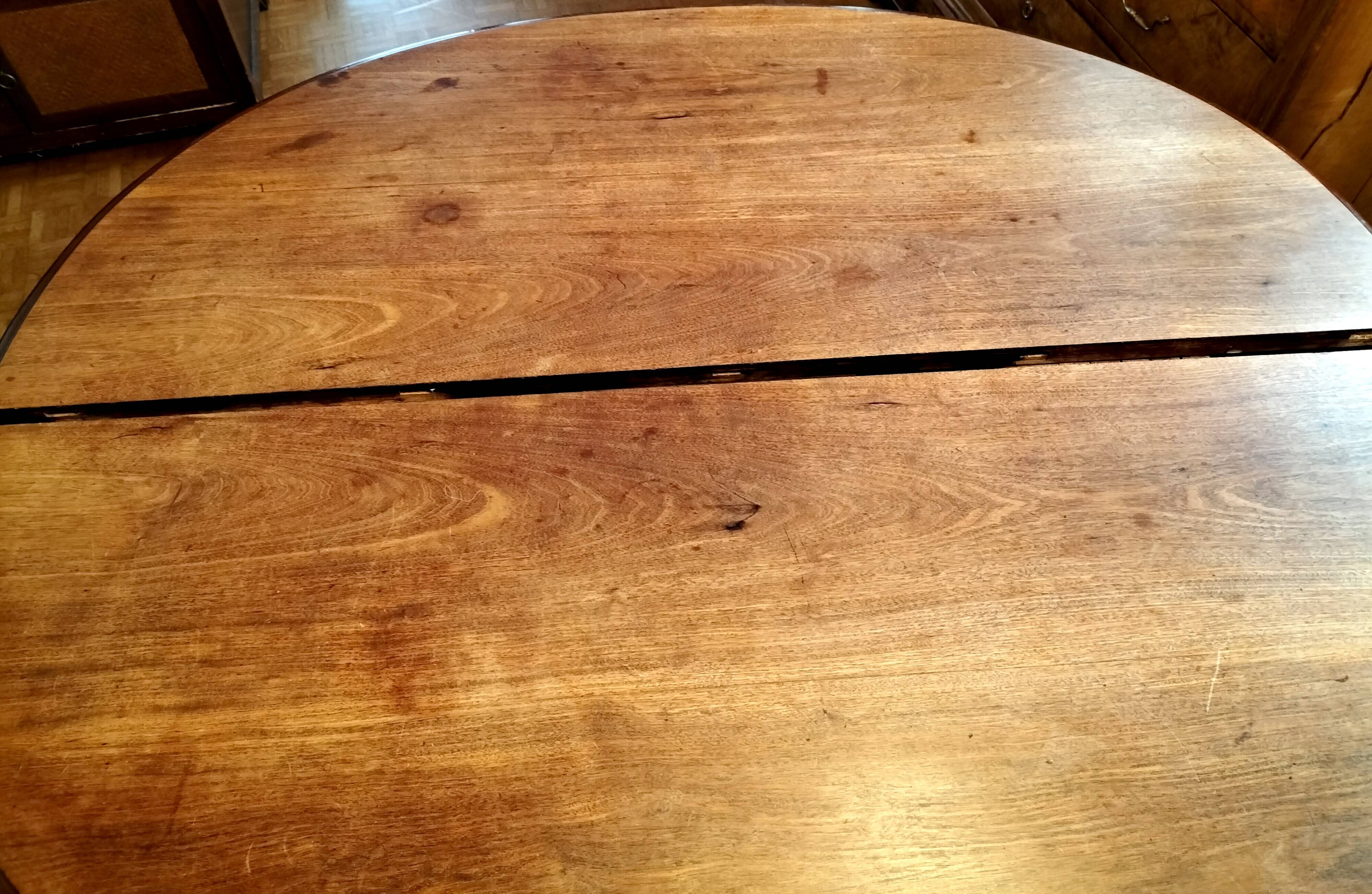 Oval centre table in solid mahogany from the Directoire, Empire period.