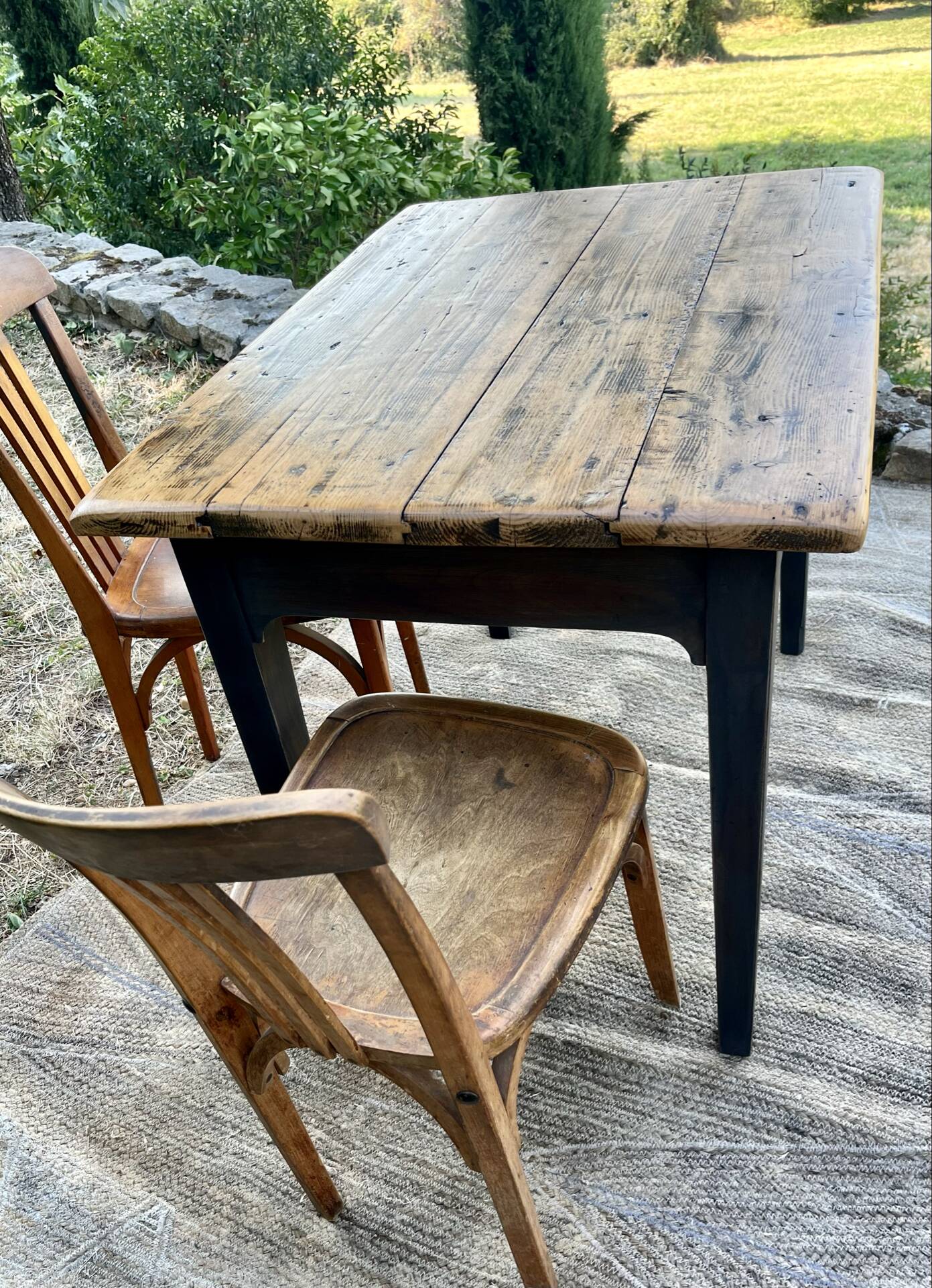 Table de ferme rénovée noire et bois brut