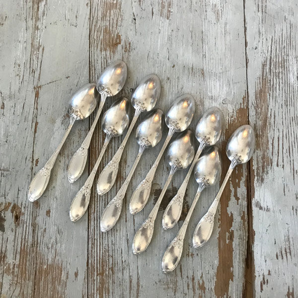 Série de 10 cuillères à dessert en métal argenté