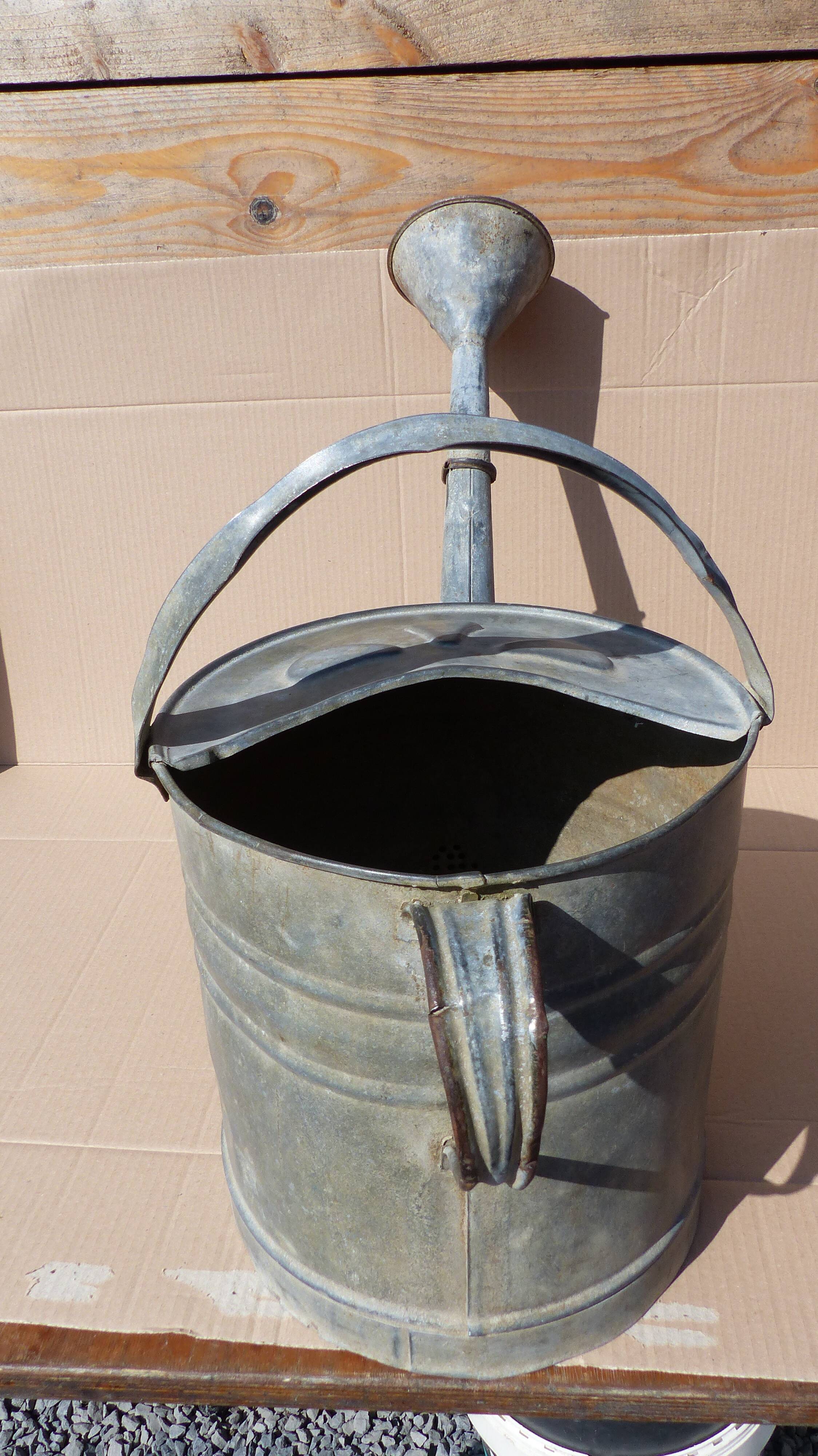 watering can with pommel