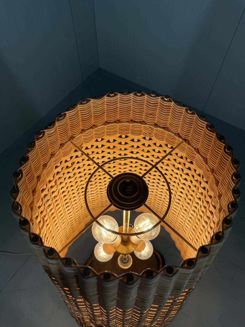 Grand lampadaire amphore en poterie avec abat-jour en rotin des années 1960