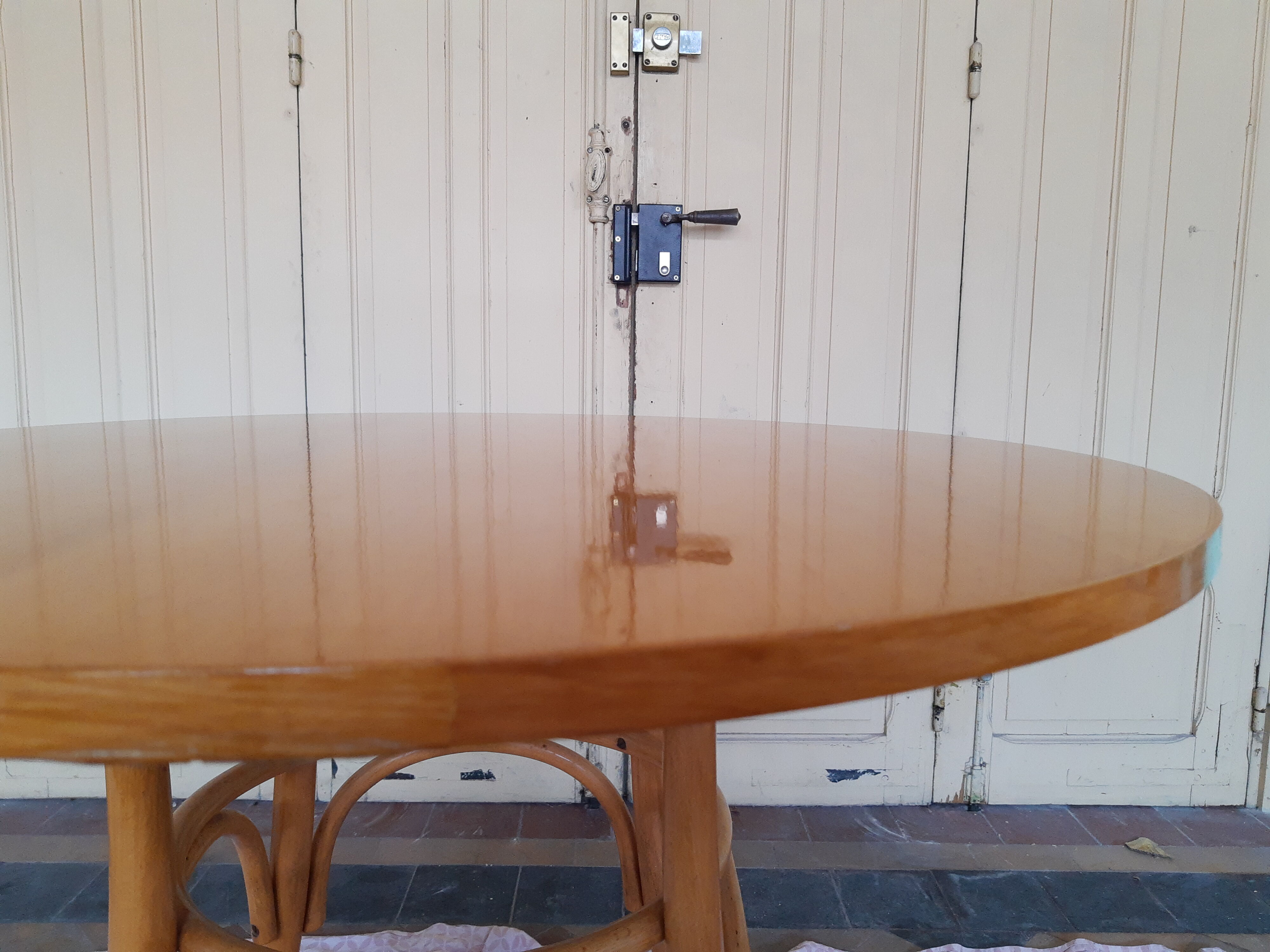 Round dining table vintage curved wooden foot