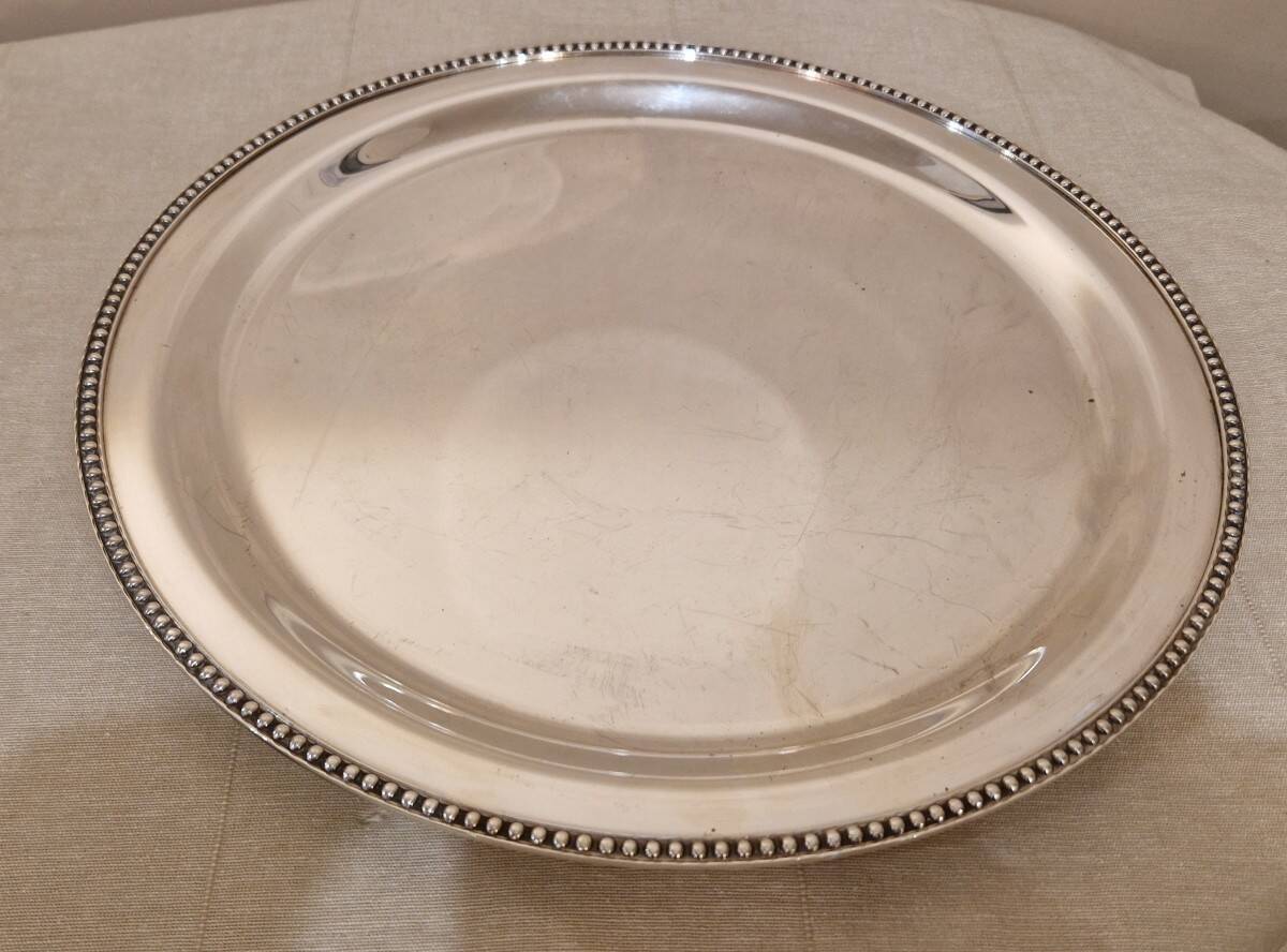 Round serving platter in silver-plated metal