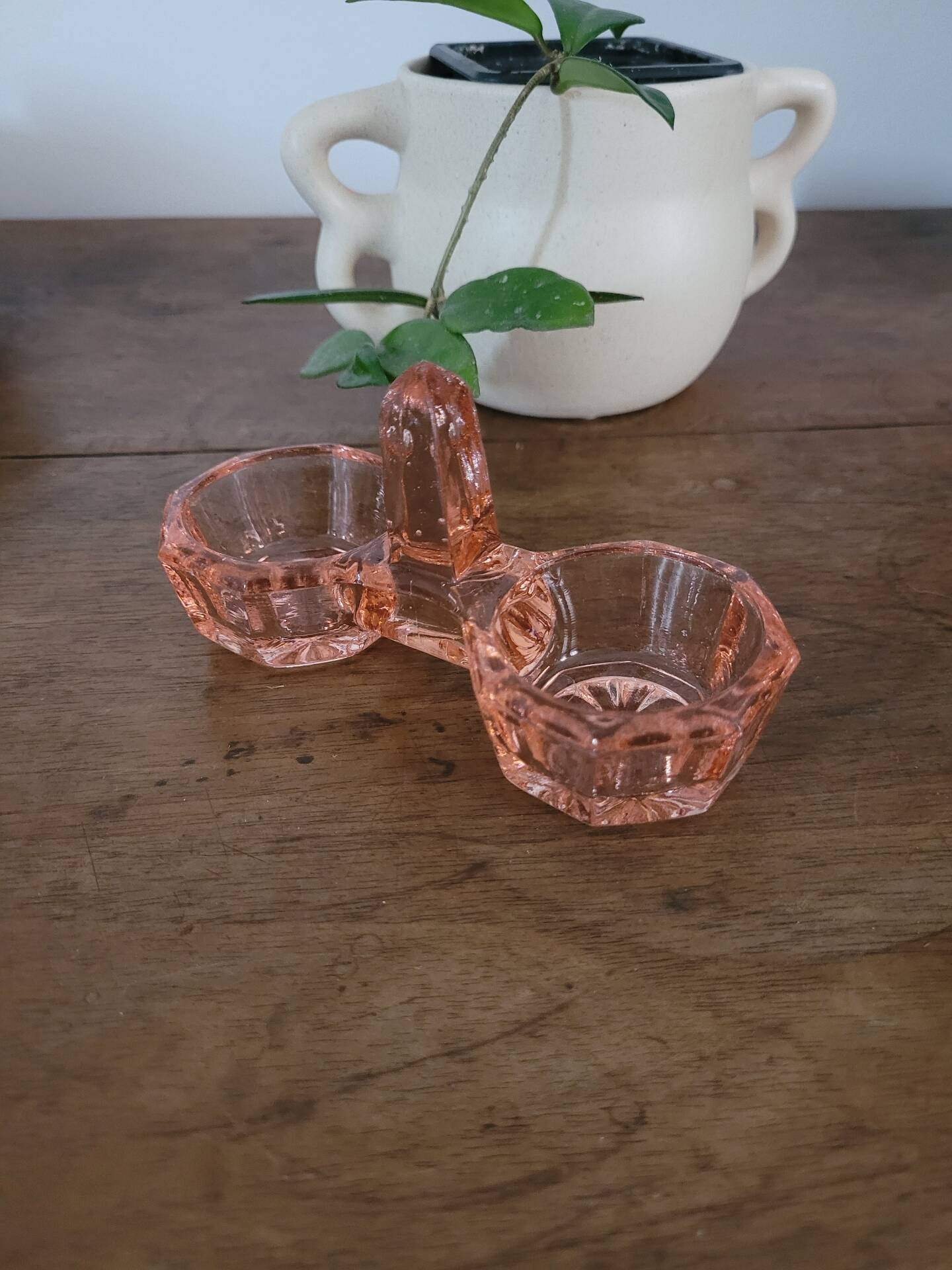 Saleron en verre rose moulé