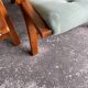 Ensemble de 2 fauteuils lounge vintage vert menthe rembourrés avec cadres en bois couleur miel