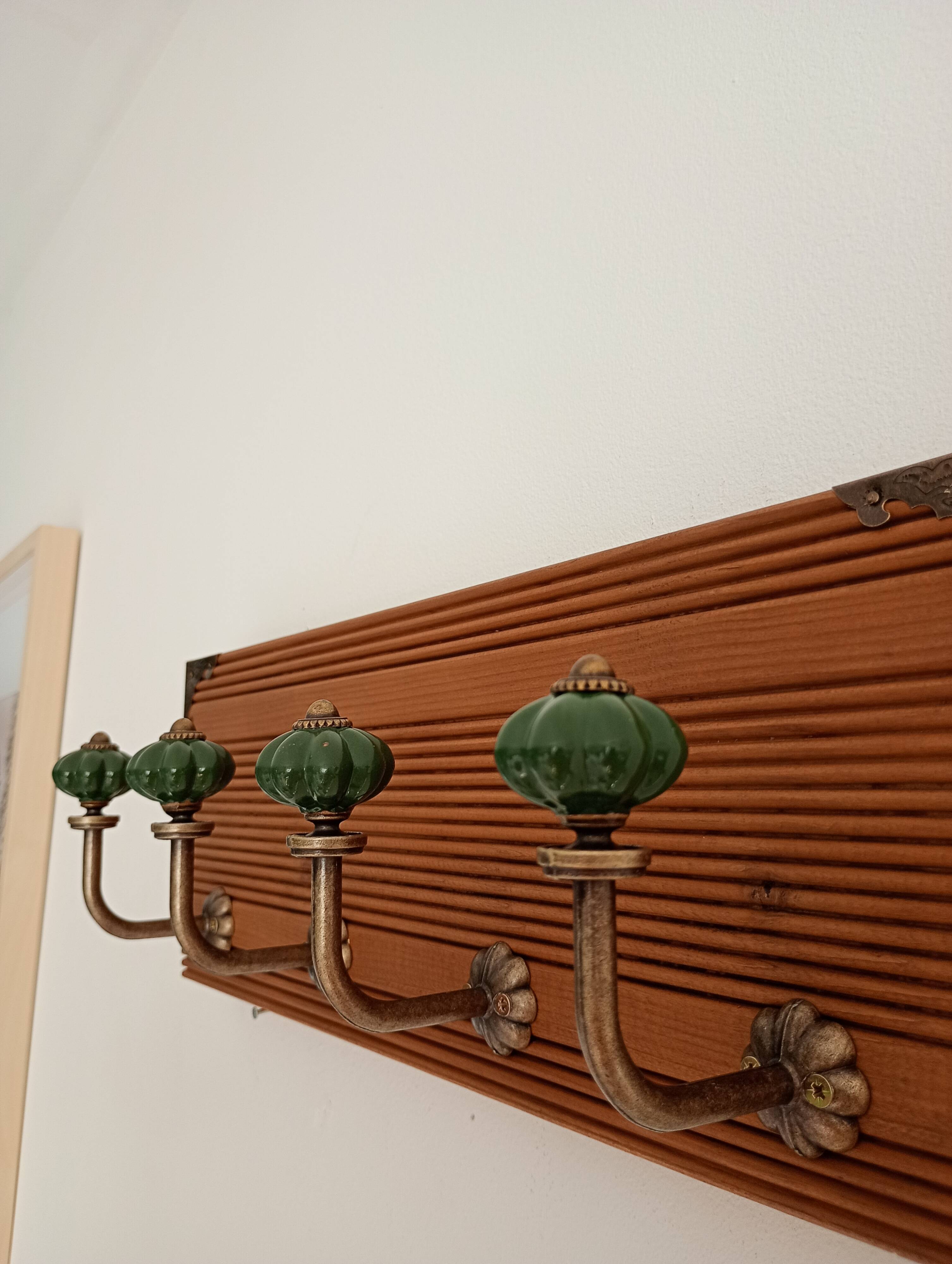 Wall-mounted coat rack in grooved wood – 4 hooks in metal and green ceramic