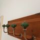 Wall-mounted coat rack in grooved wood – 4 hooks in metal and green ceramic